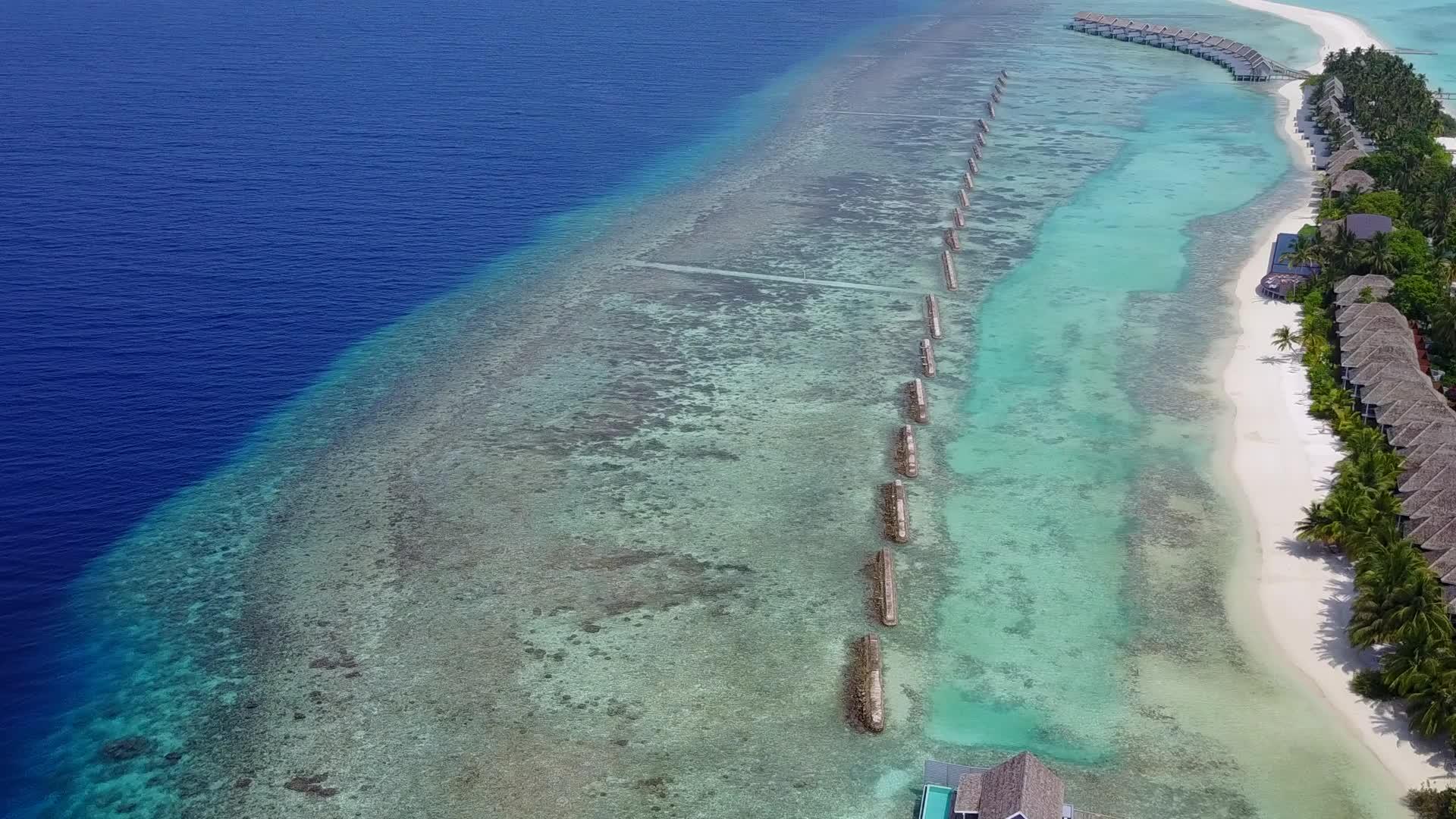 热带地区通过海浪附近有白色沙子背景的清水进行近距离总结视频的预览图