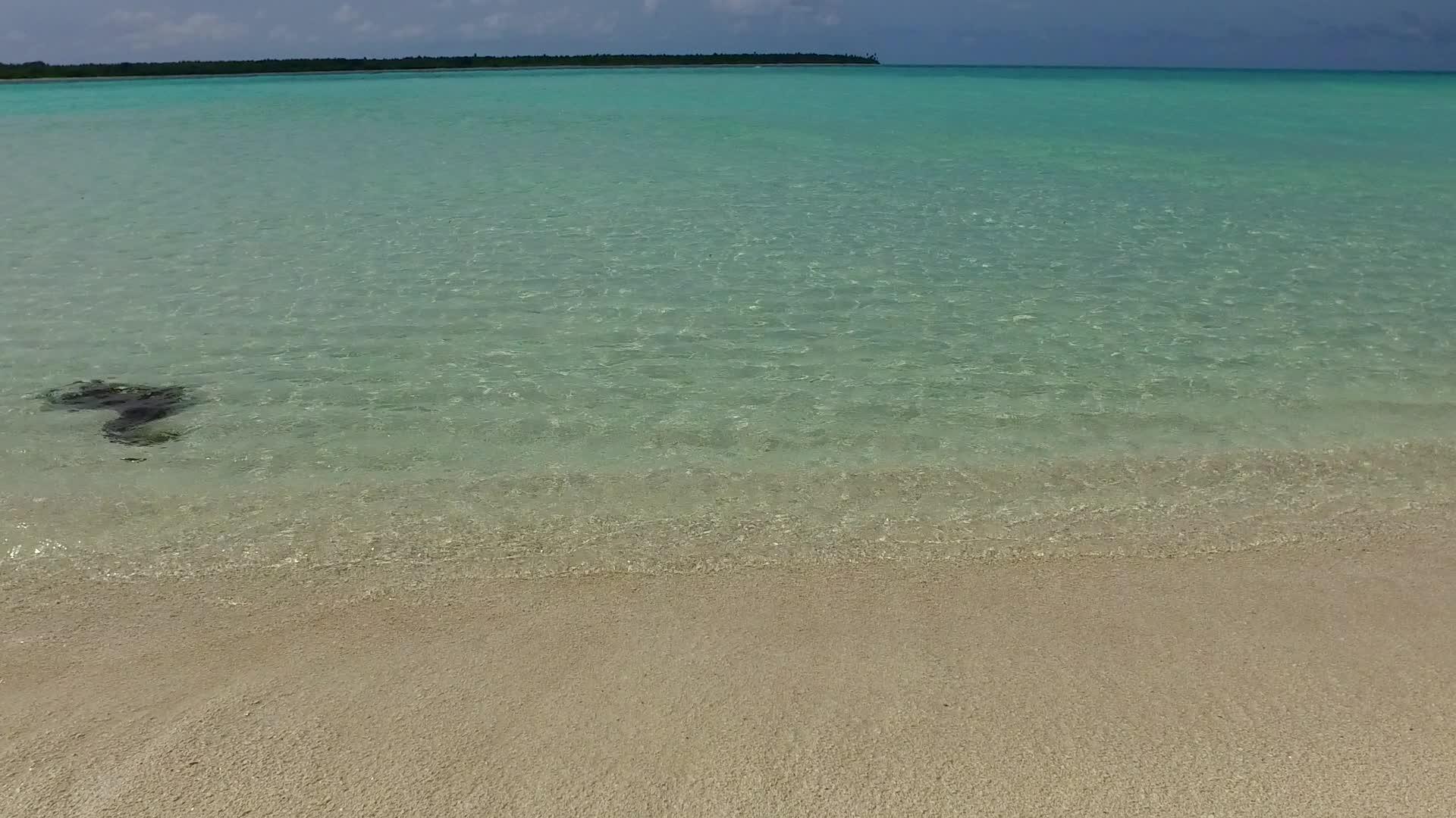 以蓝海和白色沙底为背景的度假胜地视频的预览图
