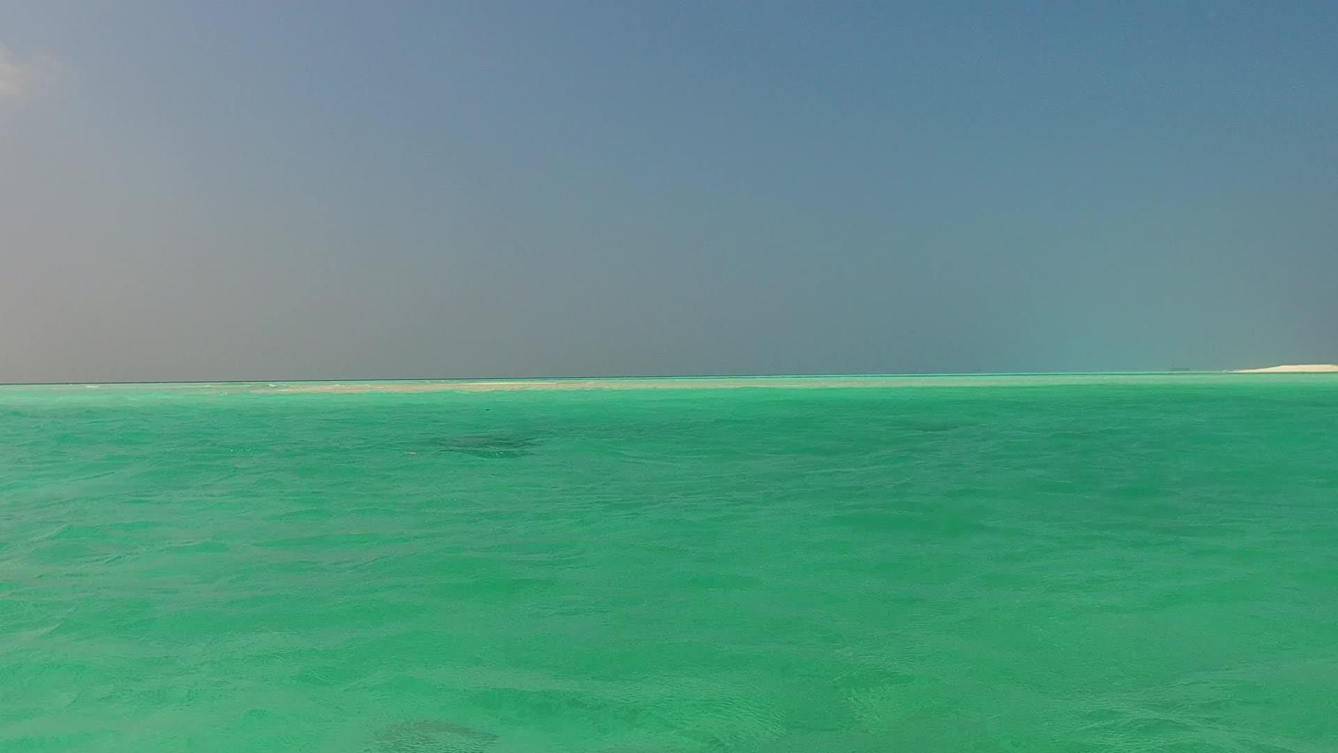 日落前浅海以白色沙滩为背景放松海湾度假的浪漫主义视频的预览图