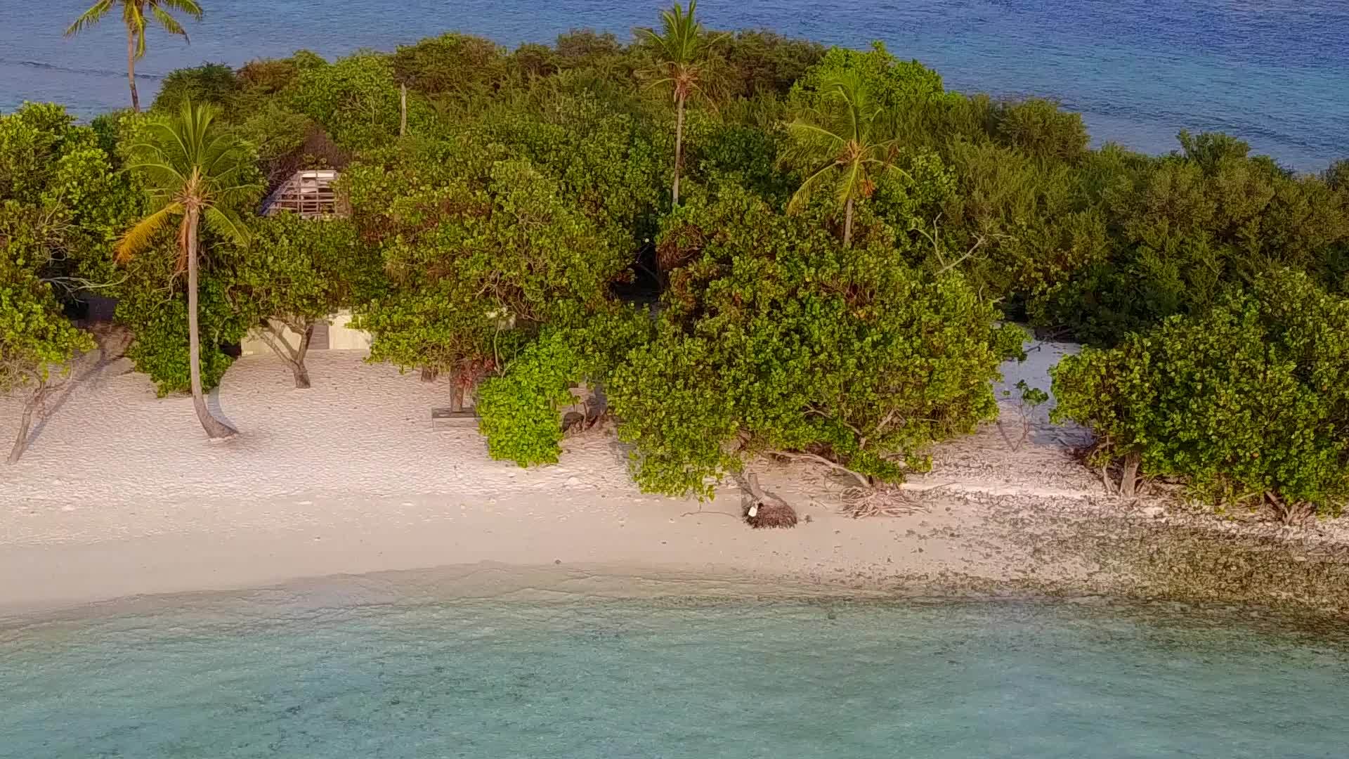 蓝色的大海和接近冲浪的白色沙沙背景平静的岛屿海滩假日视频的预览图