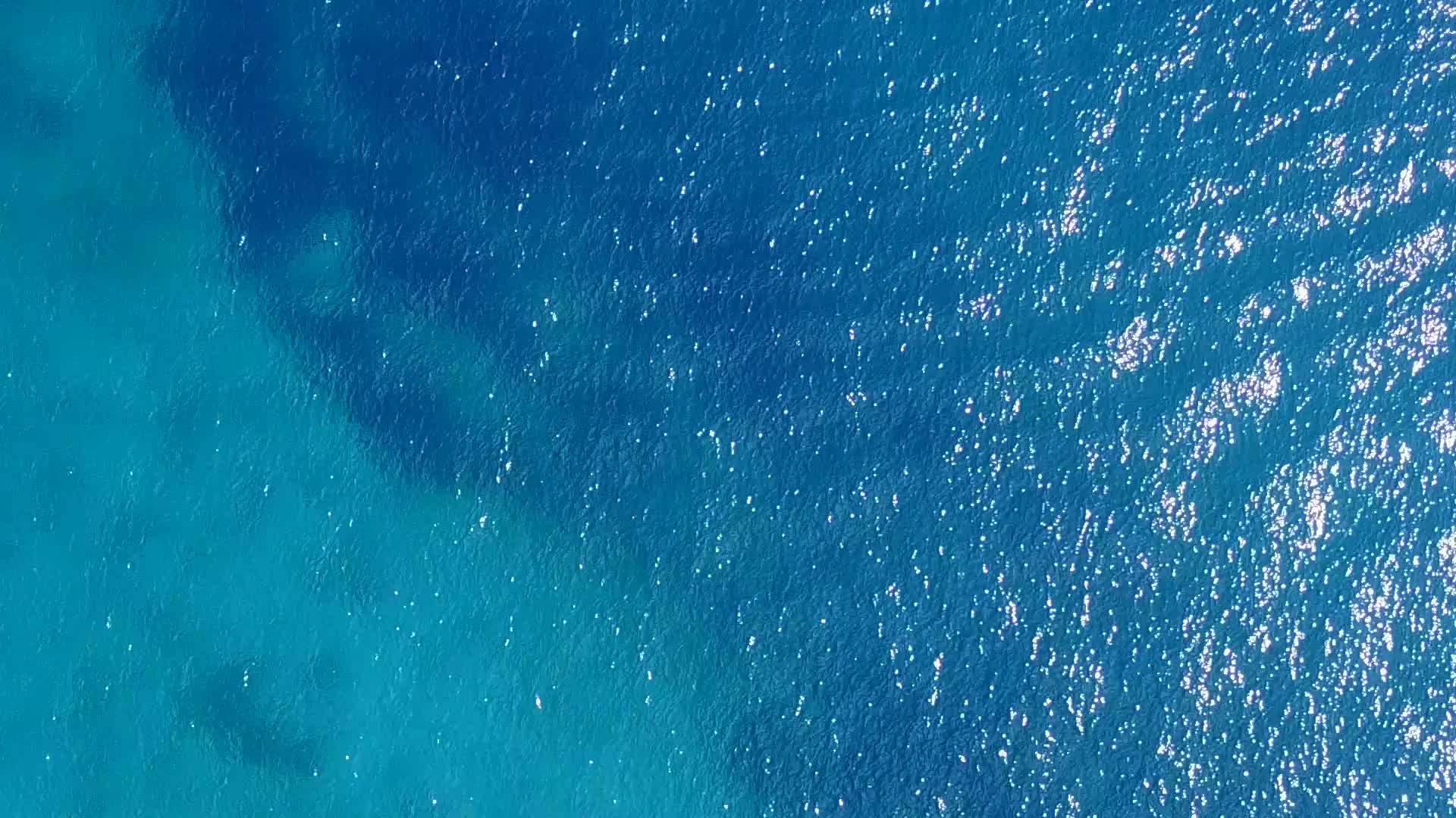 蓝环礁湖在阳光下视频的预览图