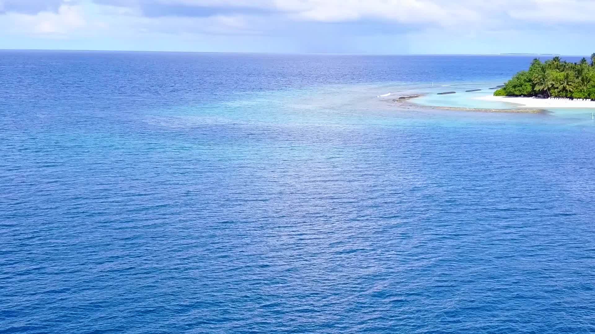 日出后绿色的海水以白沙为背景视频的预览图