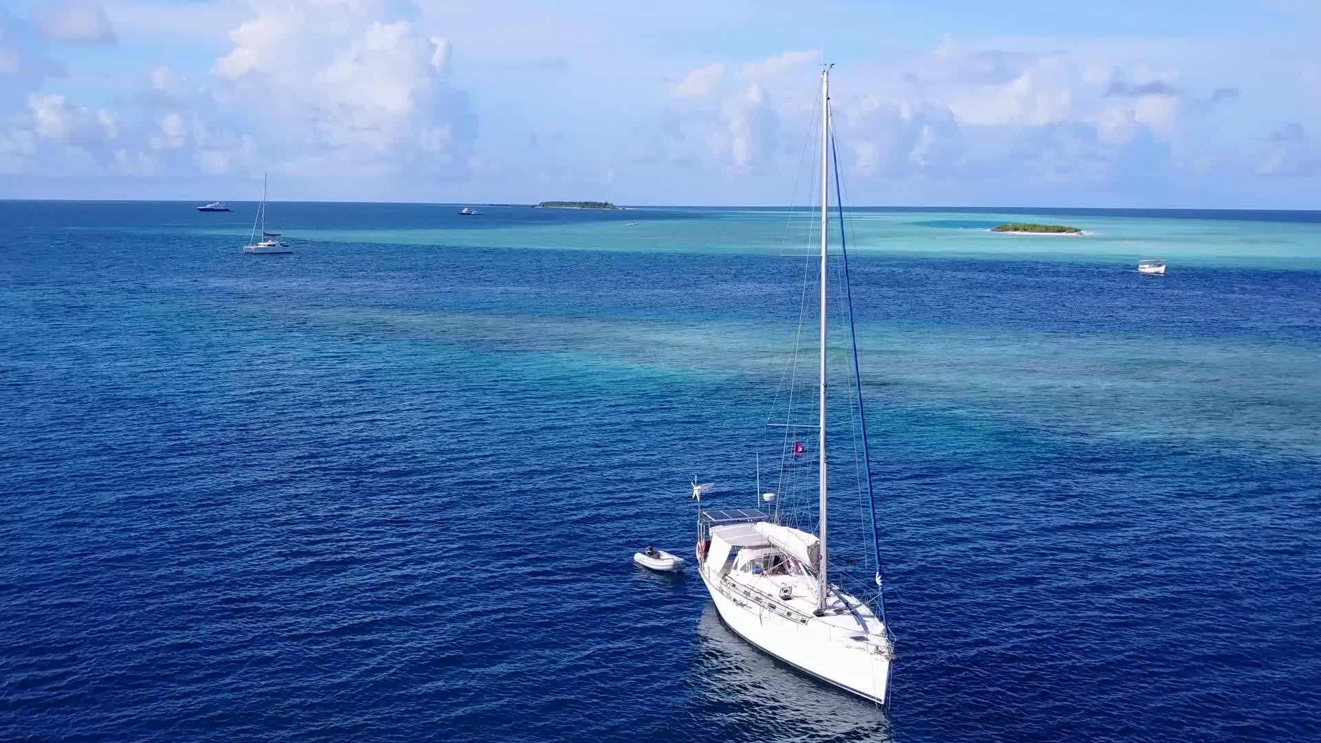 蓝水和白沙背景下的水蓝色海景海滩之旅视频的预览图