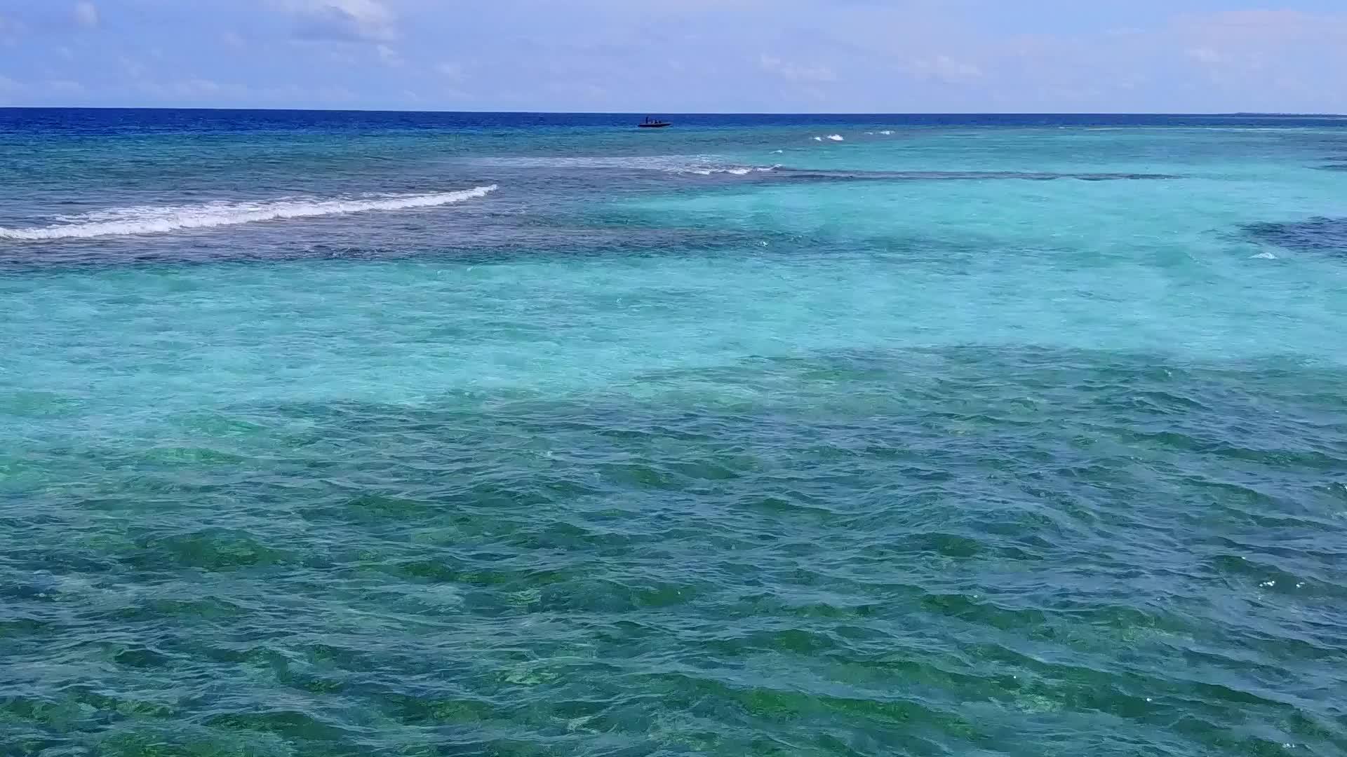 日落前的蓝色海洋和白色海滩背景完美的海滩度假日视频的预览图