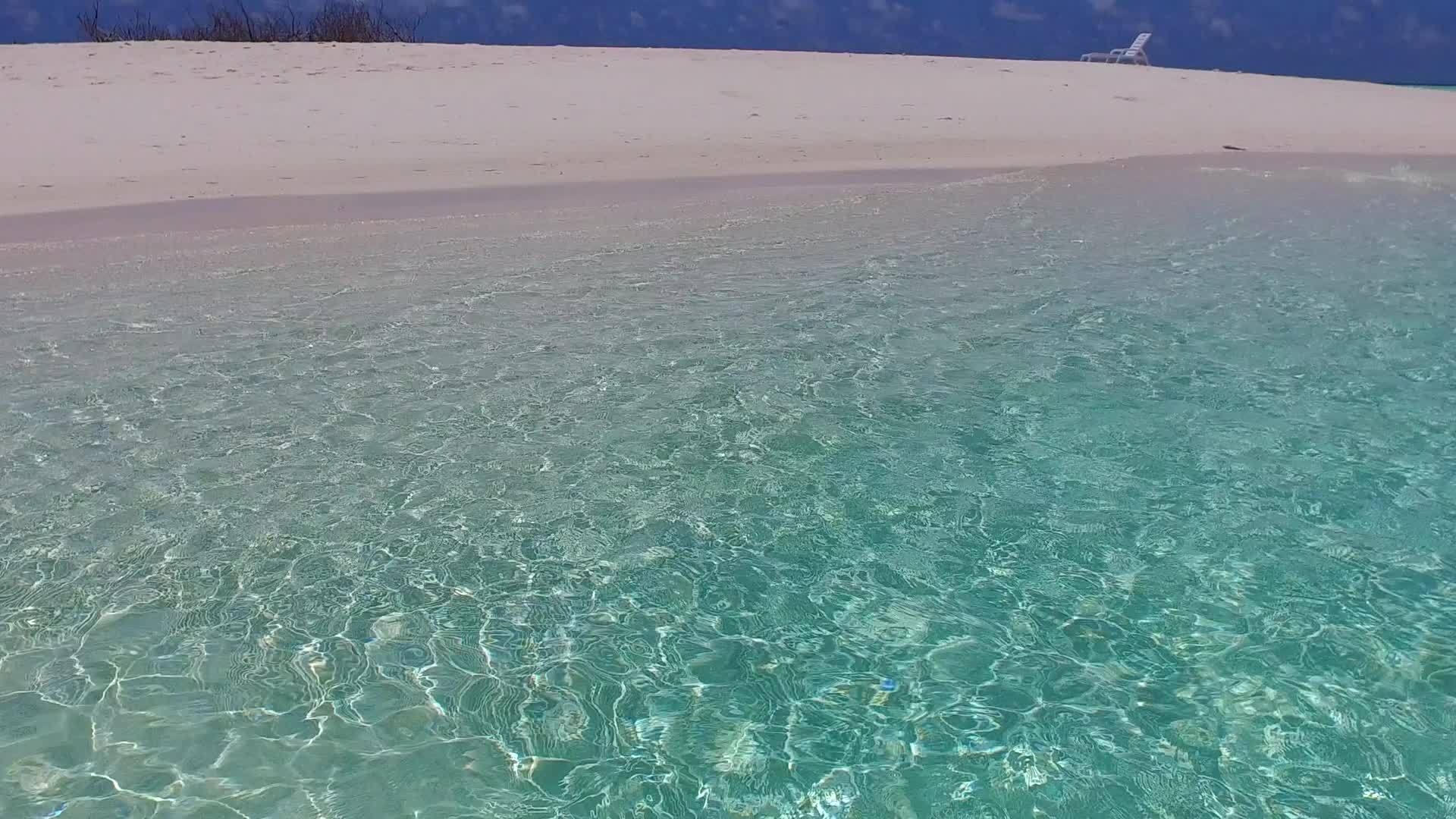 蓝海和珊瑚礁附近的浅沙背景放松度假胜地海滩度假度假胜地度假度假胜地视频的预览图