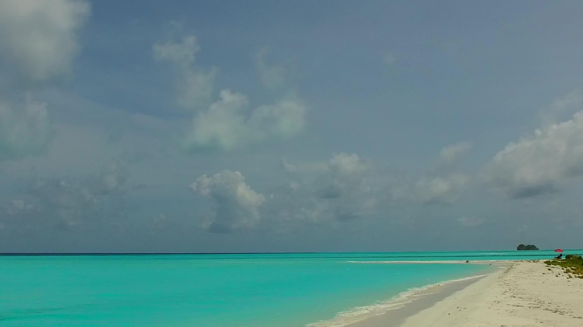 宁静的海滨海滩度假沙巴附近有蓝色的绿色海洋和白色的沙滩背景视频的预览图