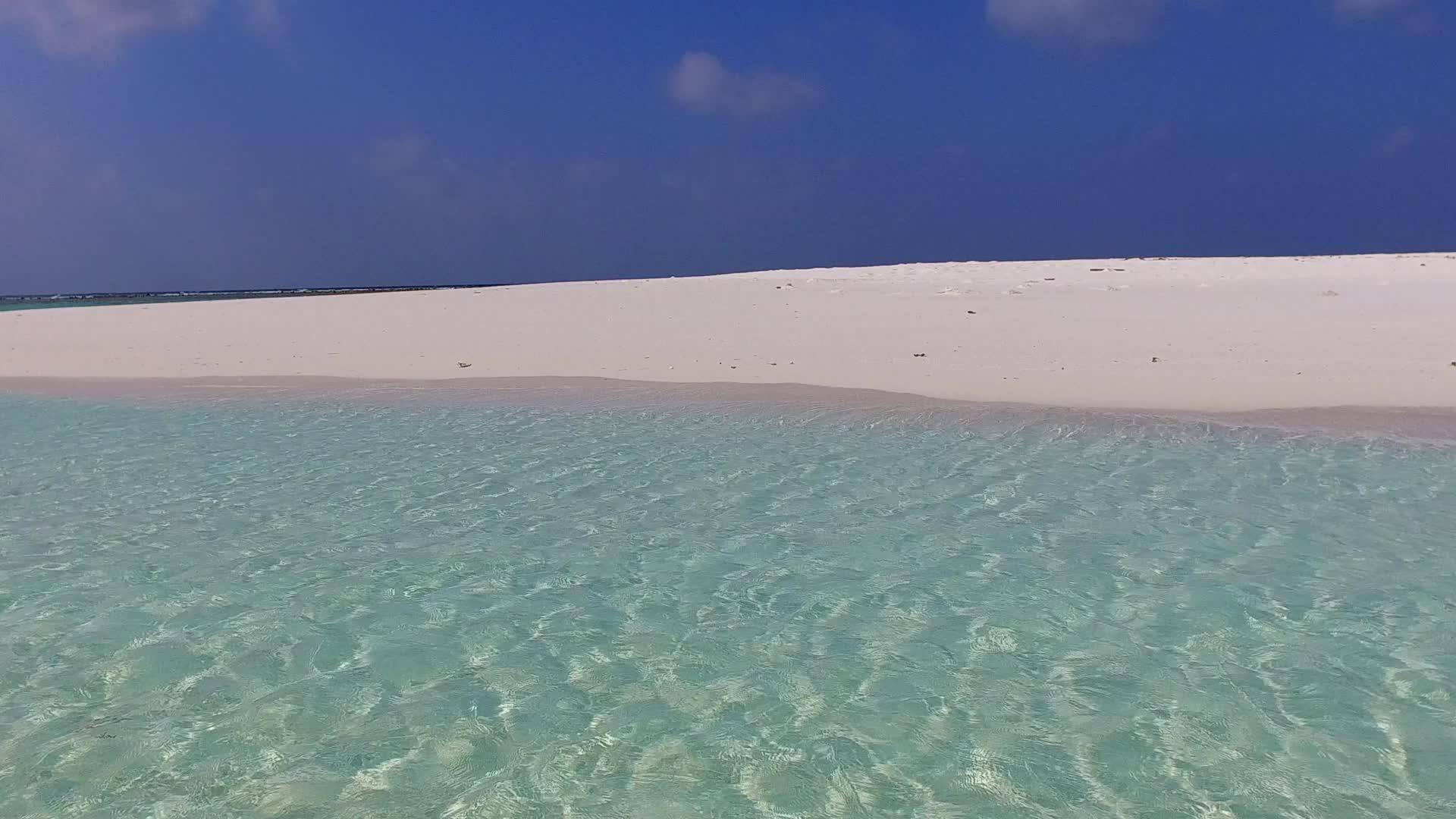 热带环礁湖海滩以水、蓝水和沙滩附近清洁的沙地为背景用于航行视频的预览图