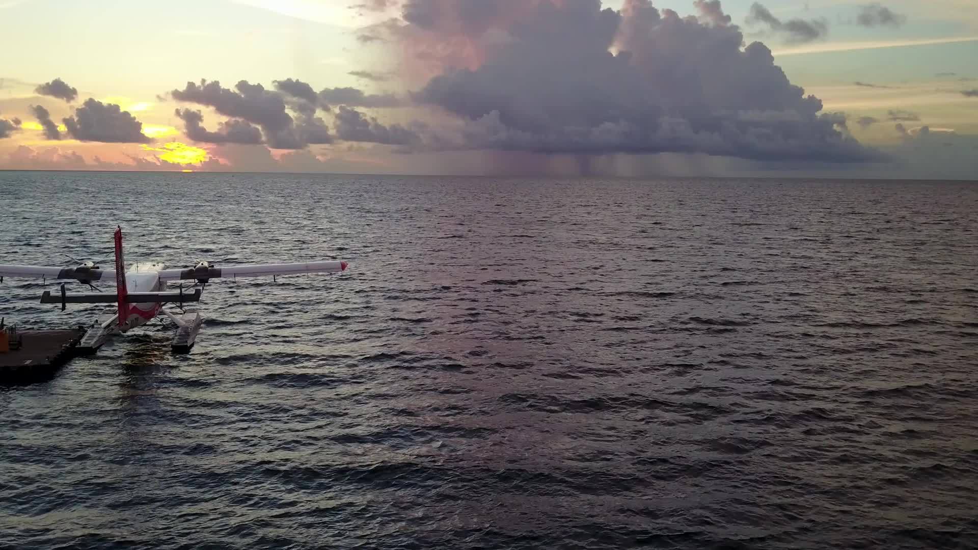 天堂度假胜地海滩的夏季全景由蓝绿海打破海滩冲浪视频的预览图