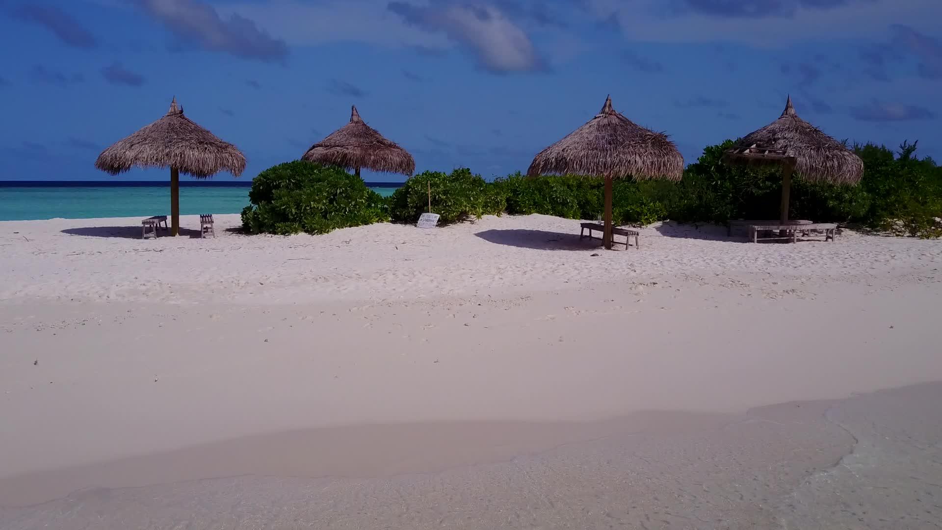 海浪附近的海滩展示了完美的度假岛屿视频的预览图