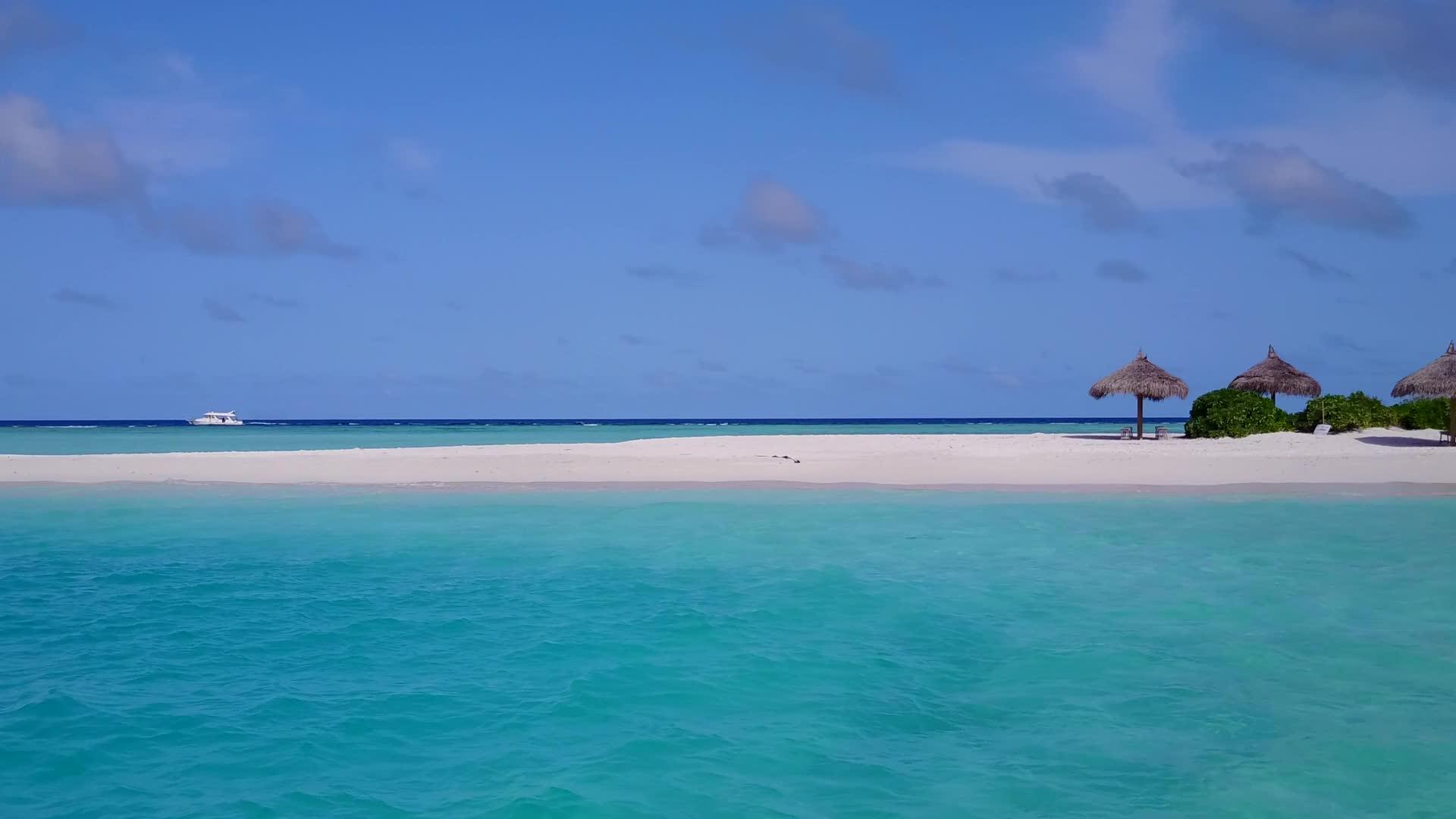 天堂湾海滩度假的温暖纹理靠近蓝绿色的海洋和白色的沙子视频的预览图