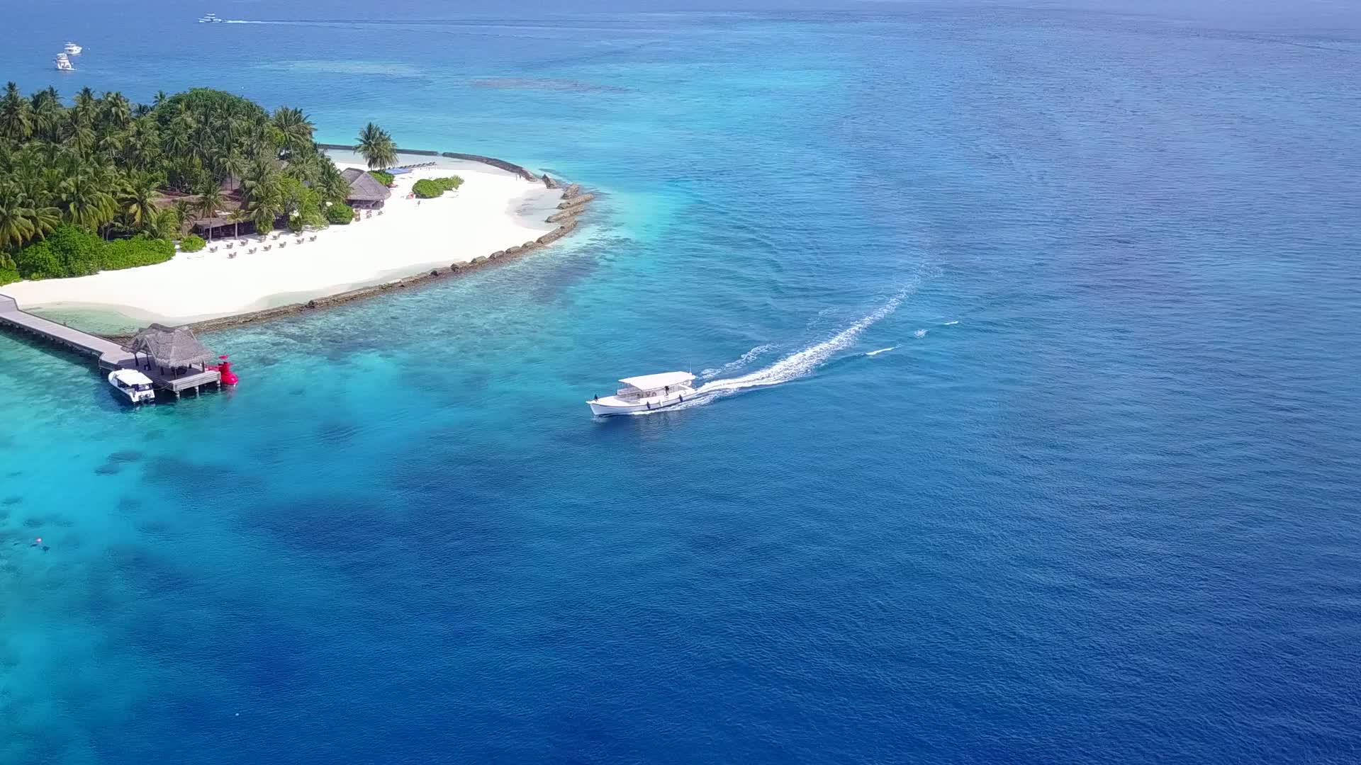 蓝色色的海平面上海滩附近有白色的沙滩背景纹理紧密纹理紧密视频的预览图