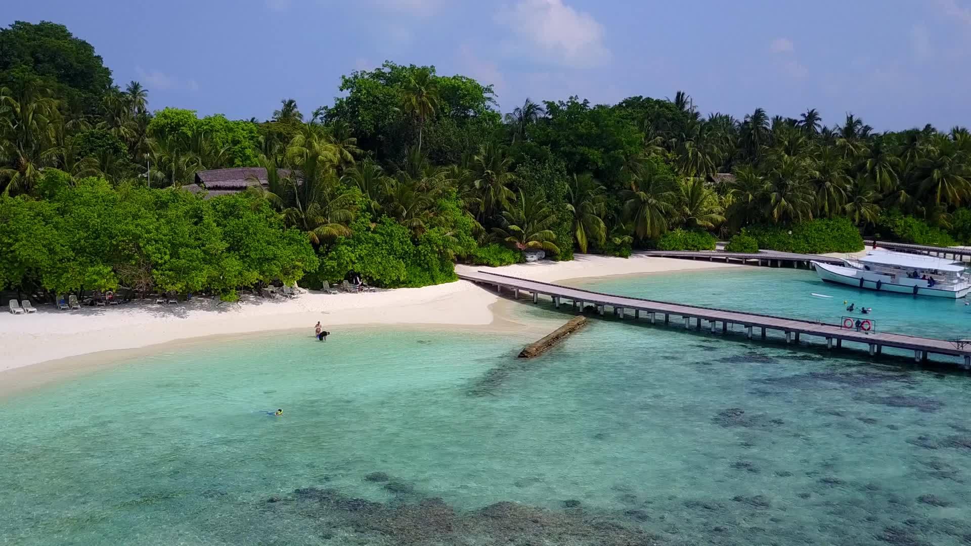 海滩度假的广角纹理松绿环礁湖和海滩附近的白沙底视频的预览图
