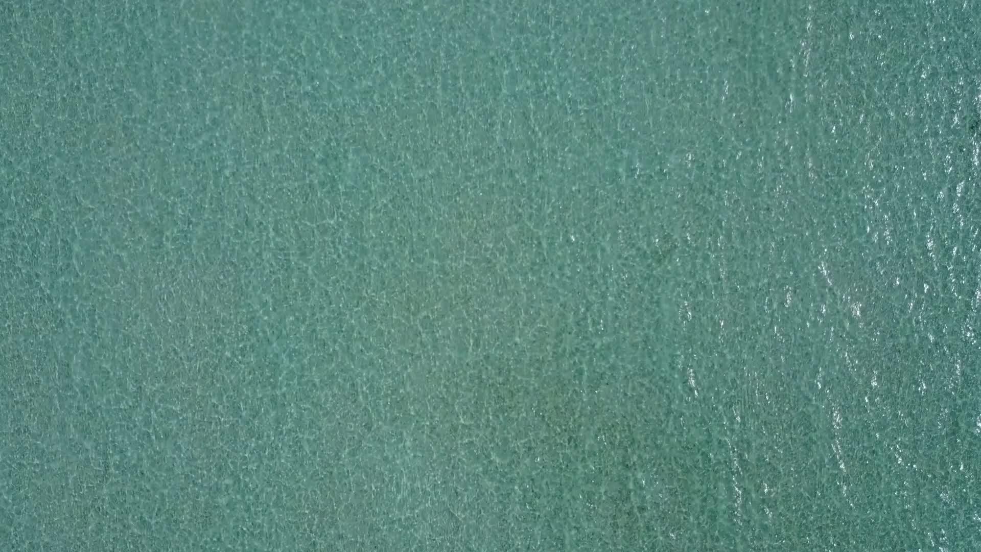 浅蓝色海域环礁湖视频的预览图