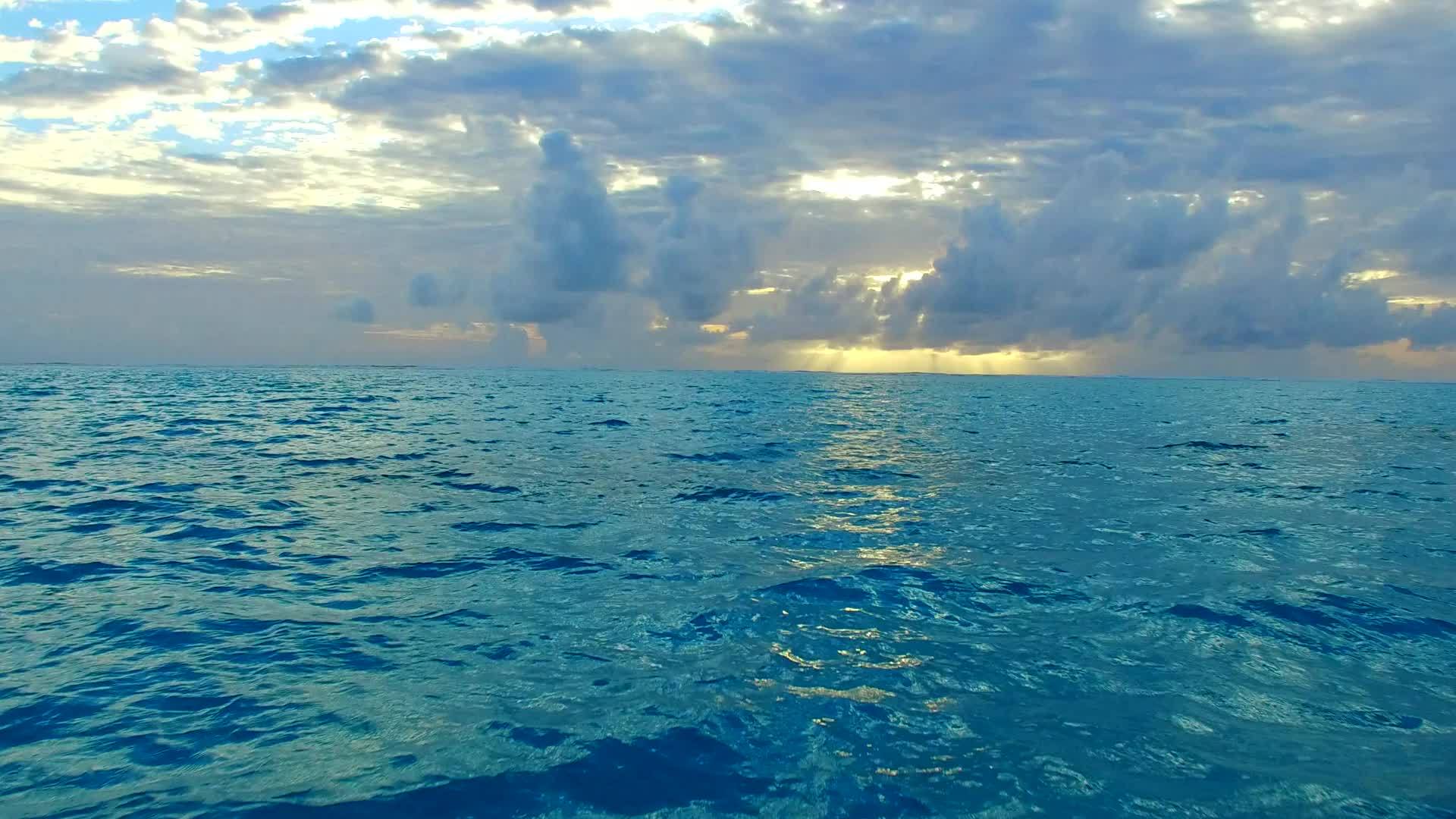 阳光明媚的豪华环礁湖海滩探险视频的预览图