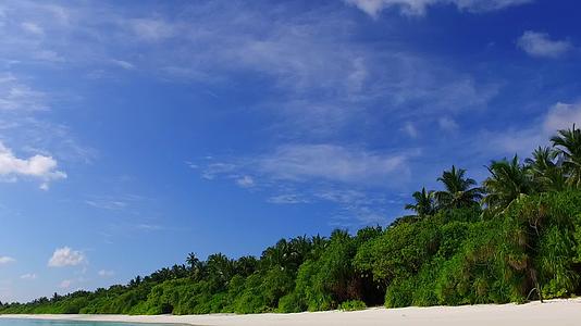 独特的旅游海滩探索风景靠近绿色海洋和环礁附近的白色海滩视频的预览图