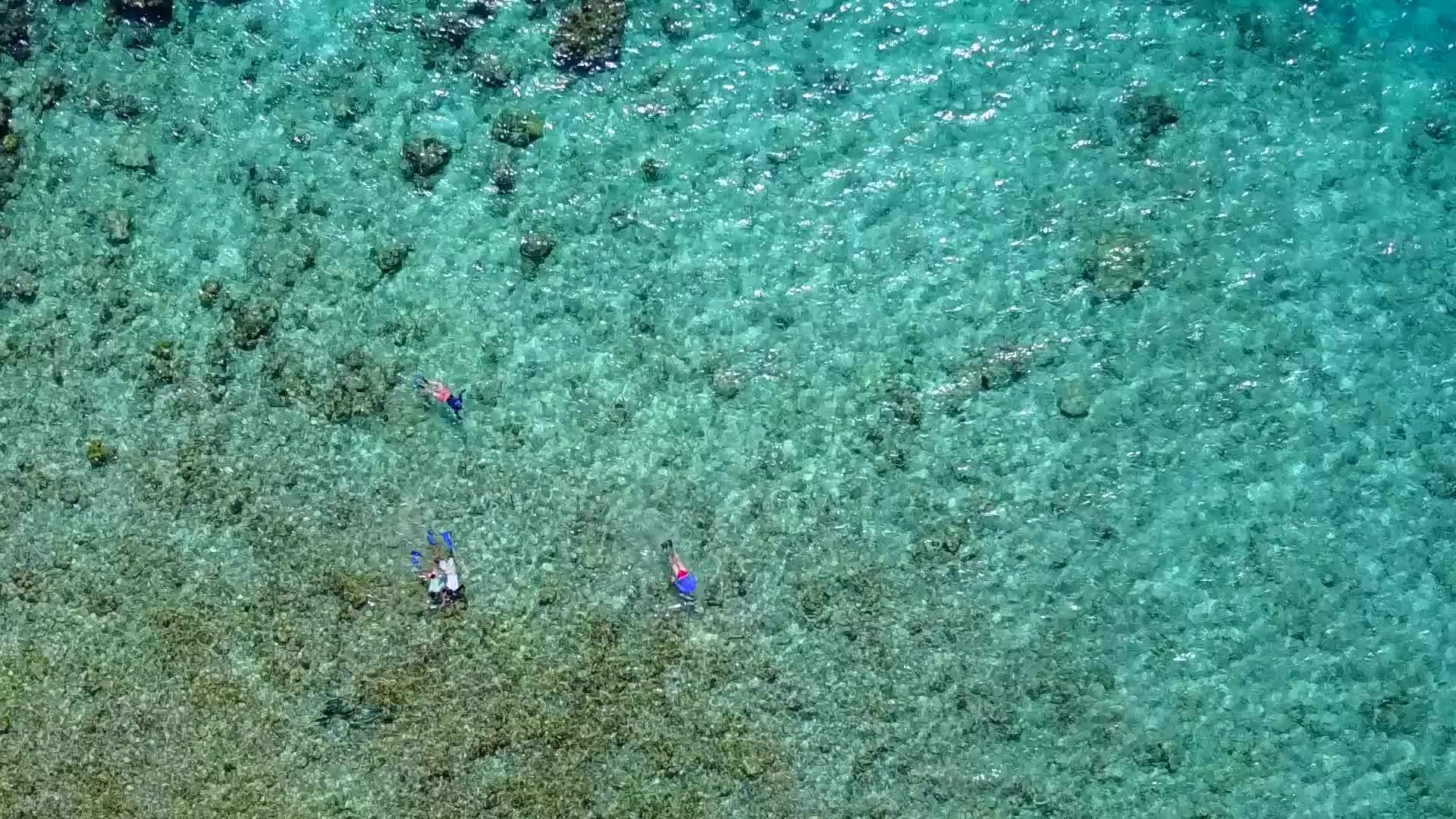 日出后在白沙背景下的蓝色海平面上航行闲置的环礁湖海滩视频的预览图