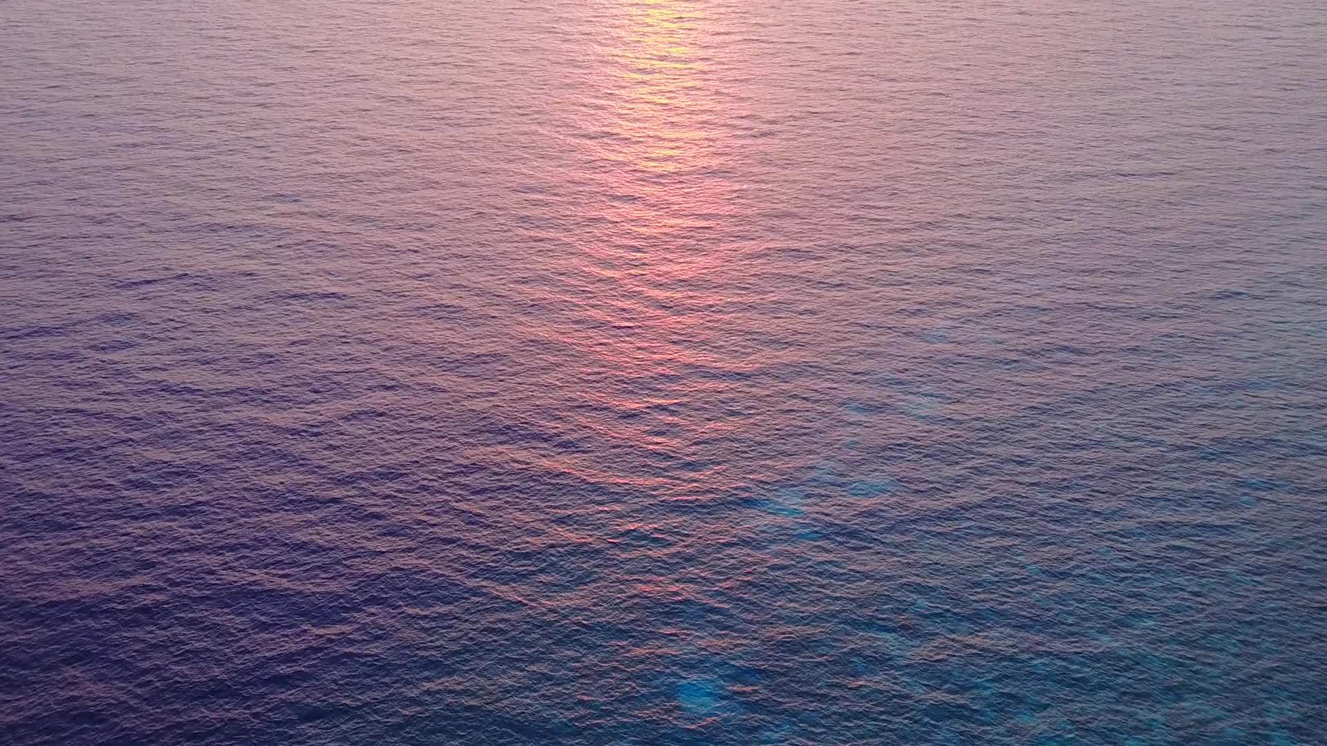 夏季热带旅游海滩时间由蓝绿色环礁湖和日出后的白色环礁湖组成视频的预览图