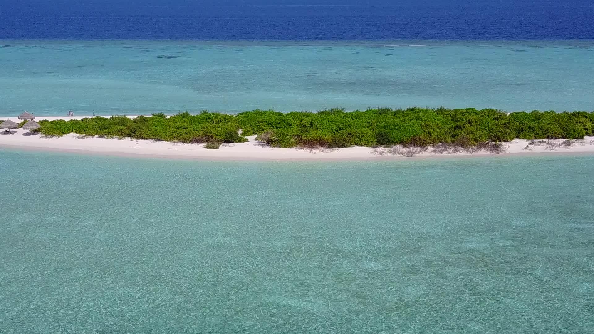 白色海滩蓝色泻湖豪华海岸视频的预览图
