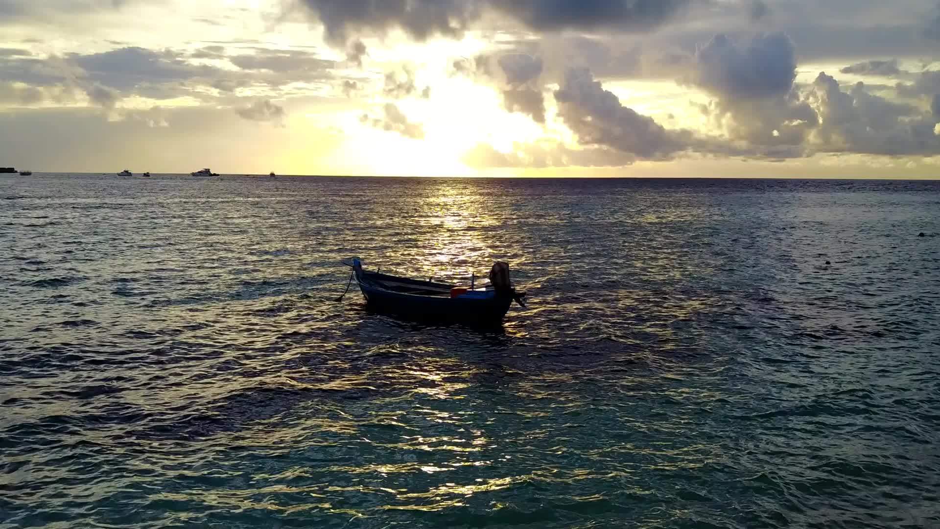 日落前的蓝色大海和白色海滩背景下的异国海岸海滩时间在白天视频的预览图