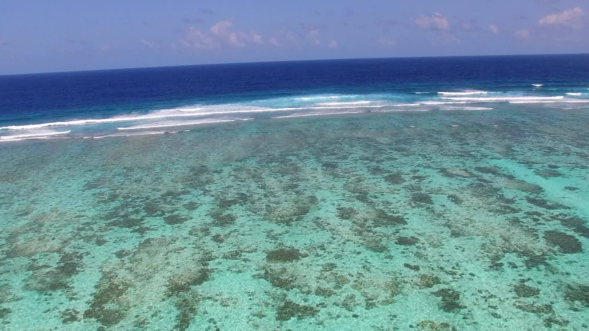 热带度假胜地海滩背景为蓝水和海滩附近的白沙土视频的预览图