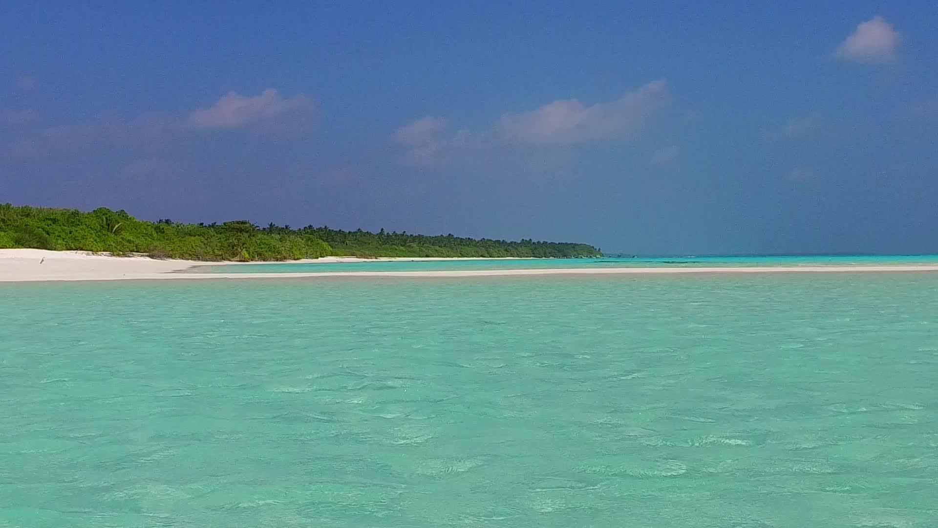 热带湾海滩旅游沿着蓝海和沙巴附近的浅沙背景视频的预览图