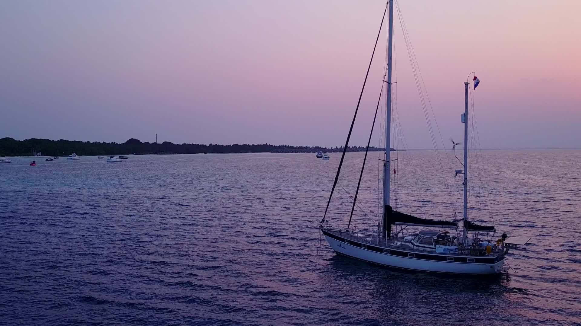 环礁湖周围阳光明媚的海滩探险旅游由蓝海和靠近度假胜地的海滩组成视频的预览图