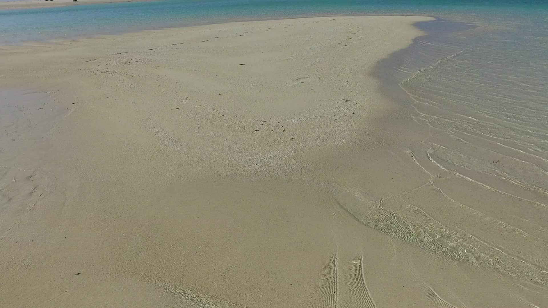 日落前在沙洲附近的蓝色海洋视频的预览图