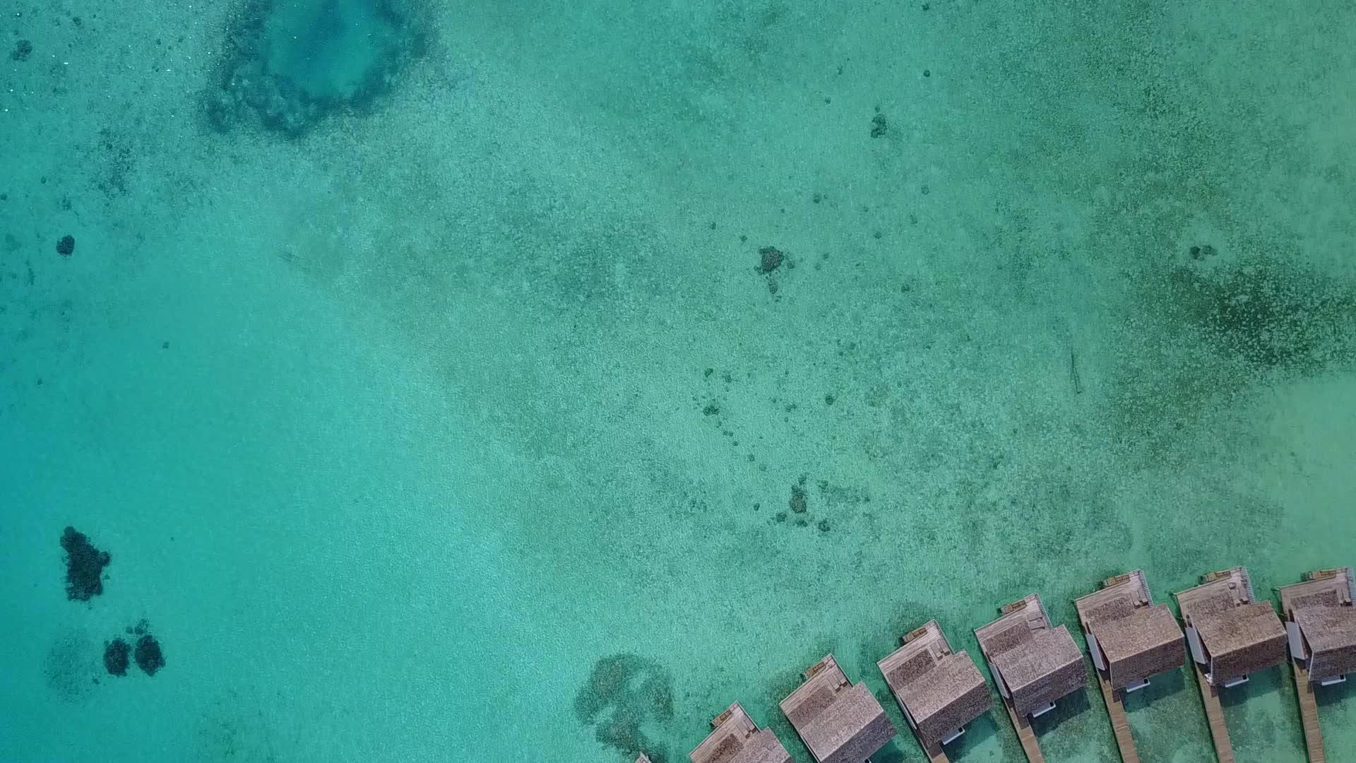 在热带海岸的海滩上航行的晴朗天空在沙洲附近有白色的绿松石背景视频的预览图