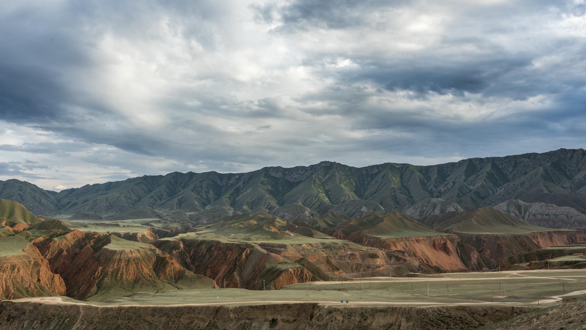 4K延时新疆峡谷山野视频的预览图