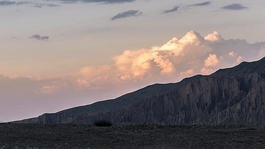 4K延时新疆山野日落火烧云视频的预览图