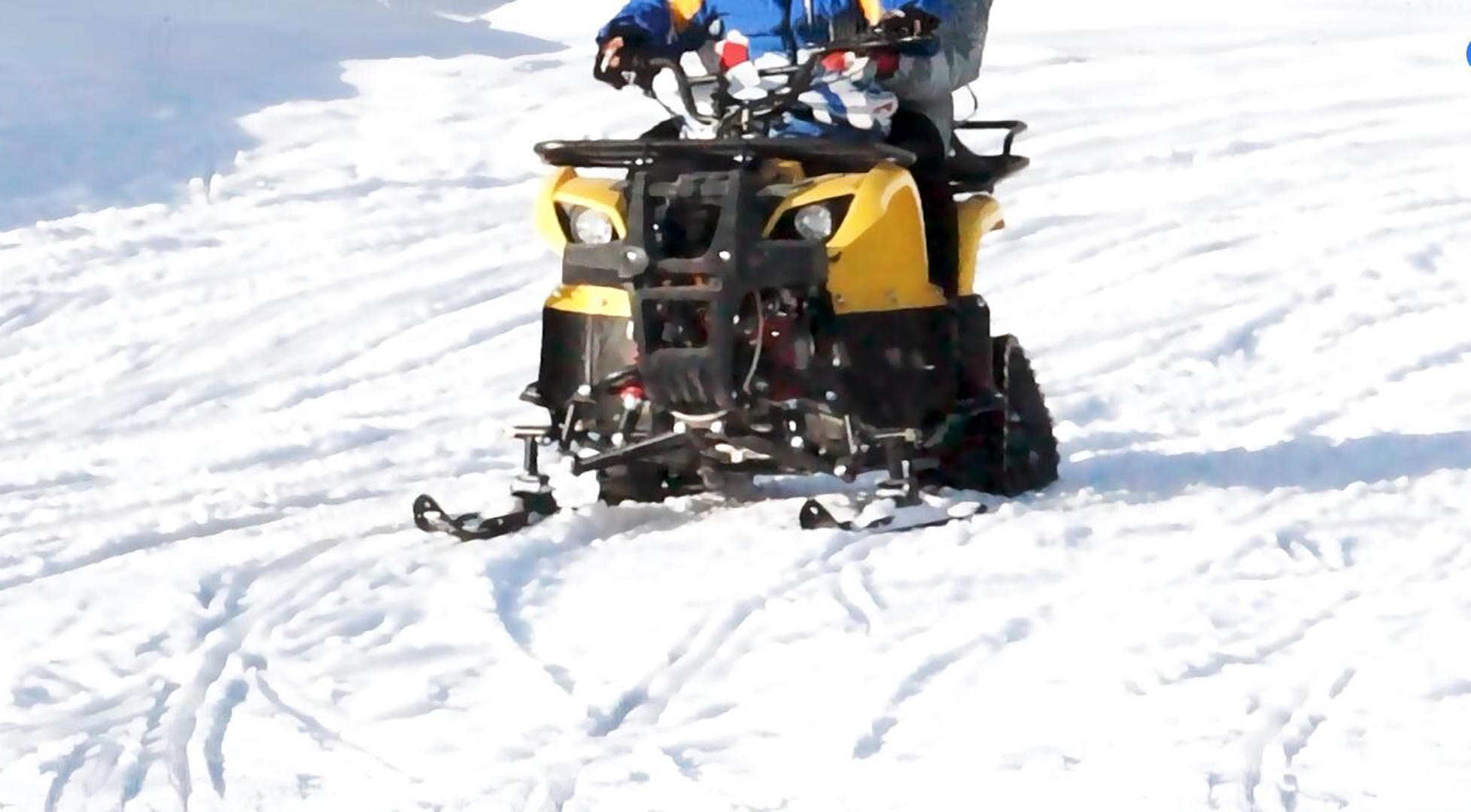 冬季雪场机动车视频的预览图
