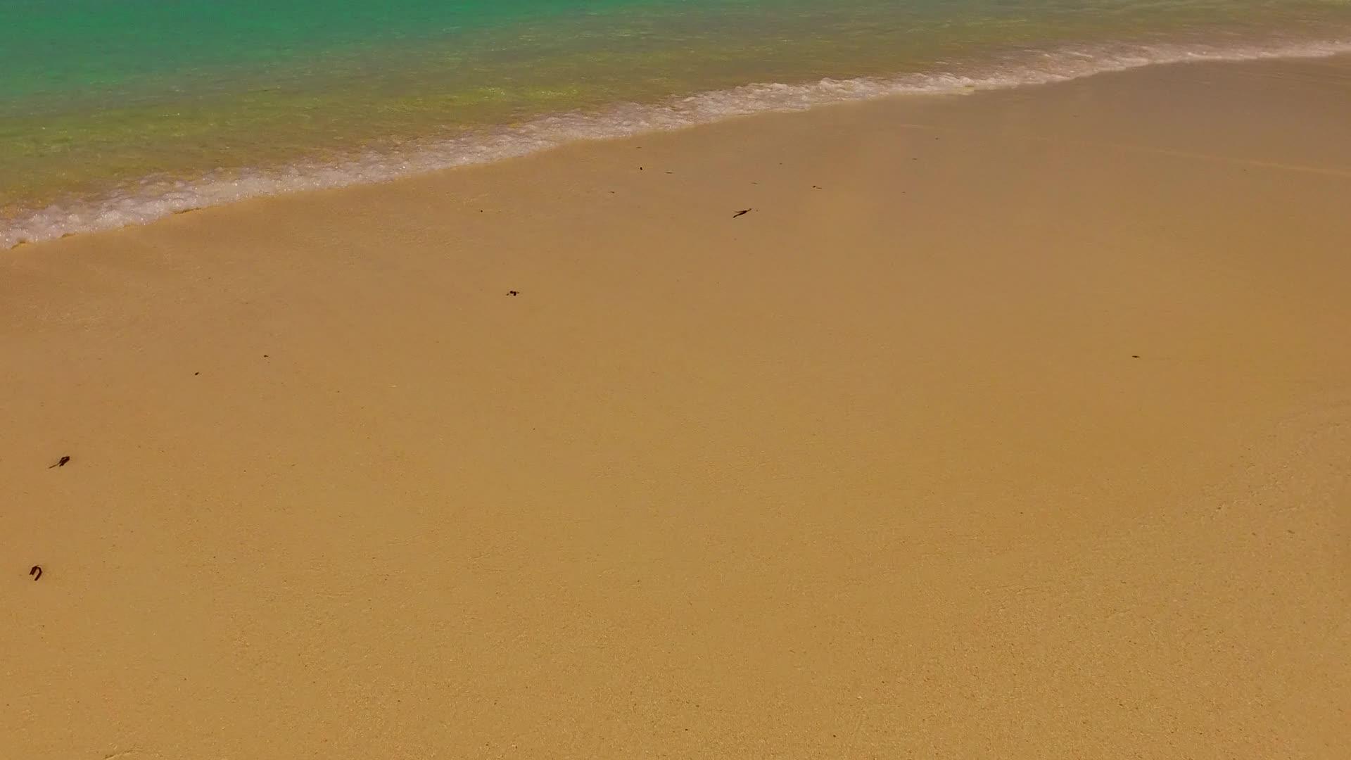 阳光明媚的天堂岛海滩假日全景日出后绿色的海洋和沙子视频的预览图