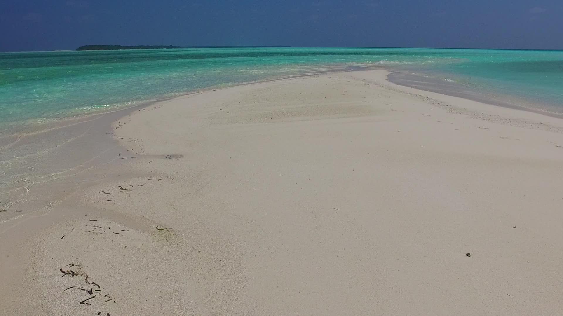 浅沙背景靠近海浪浅海靠近海洋海岸线海滩度假海景视频的预览图