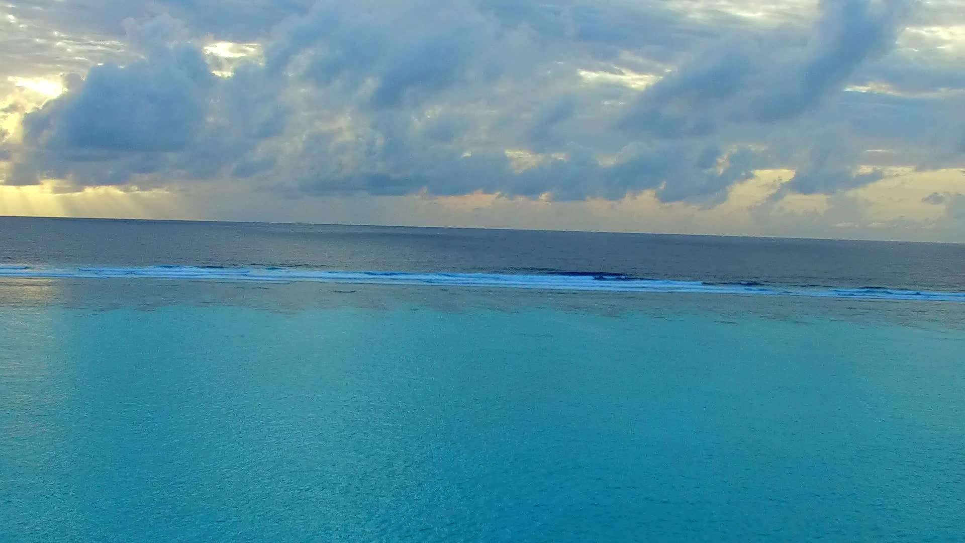 日出后阳光明媚的豪华海洋观光全景蓝海和白沙背景在海滩上视频的预览图