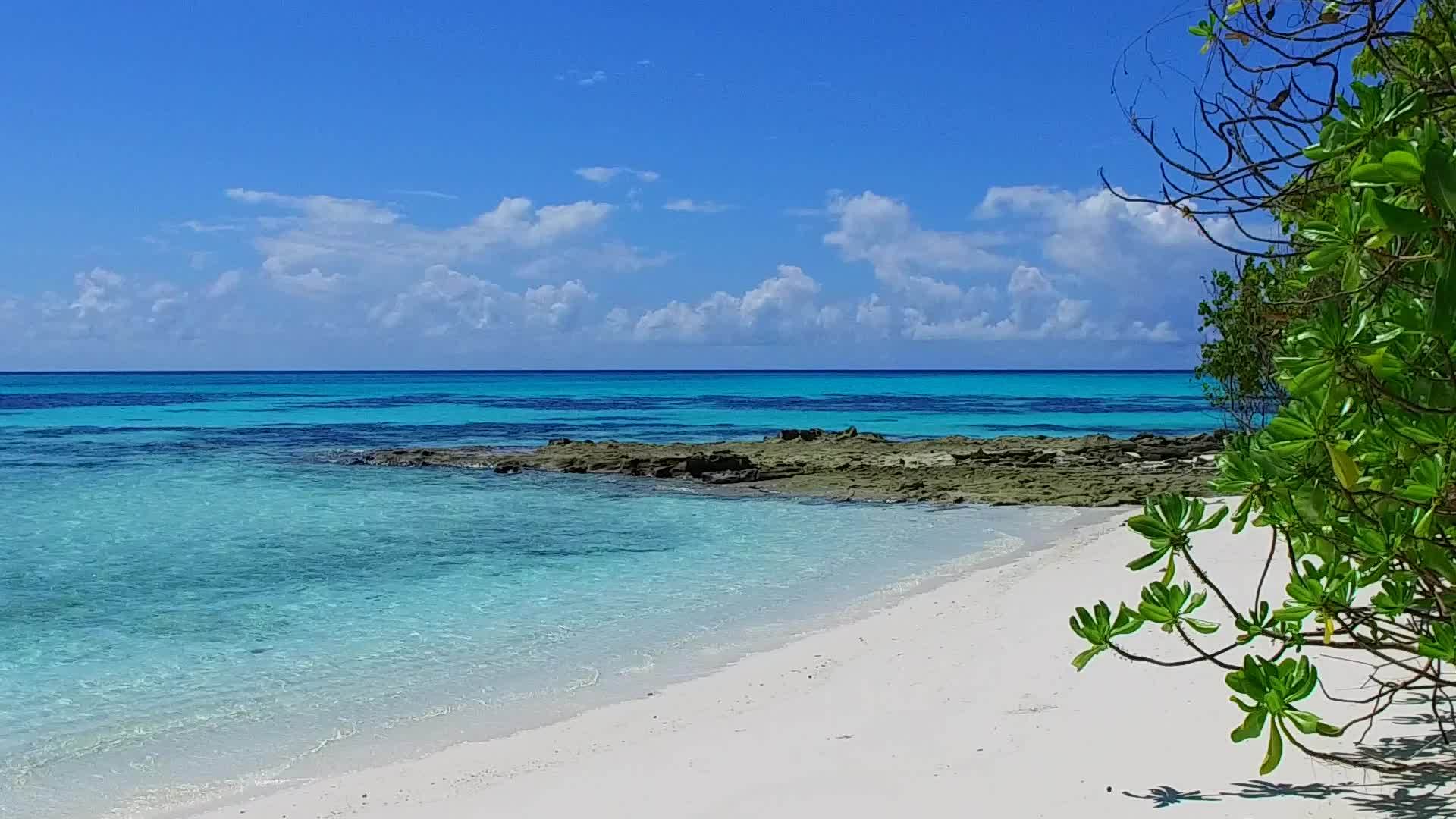 豪华海附近的豪华海岸线海滩上有绿色的水和白色的沙滩视频的预览图