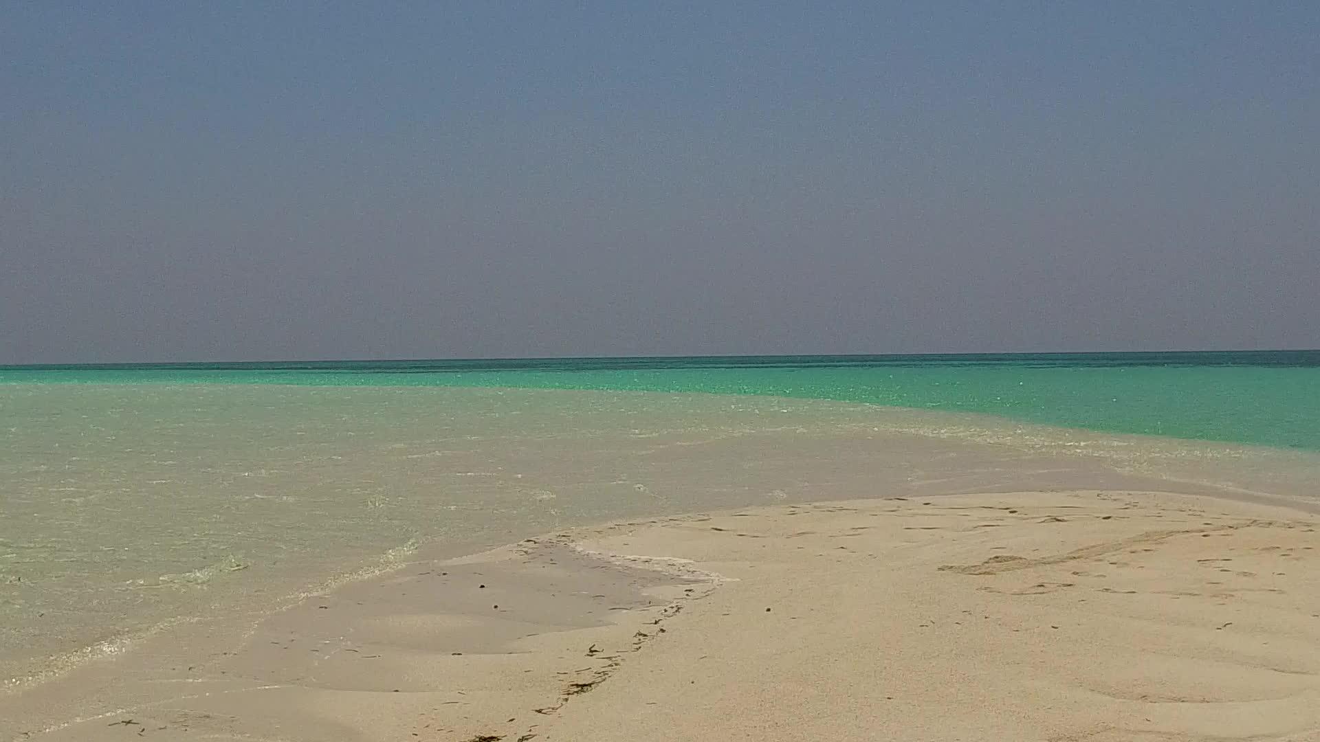 沙巴海滩附近的透明水和白色海滩背景的完美海滩度假视频的预览图