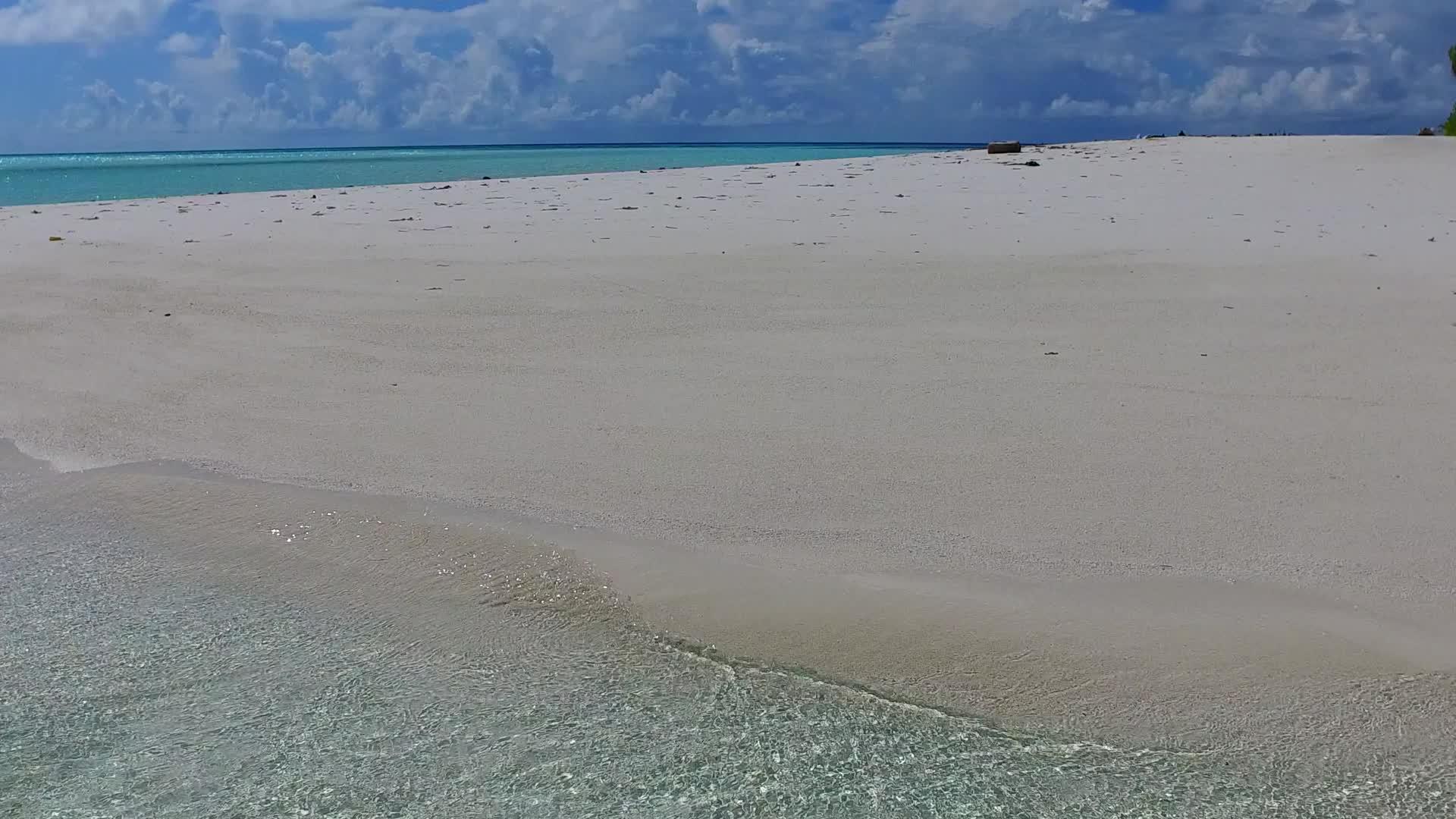 沙洲附近有明亮的蓝色海洋视频的预览图