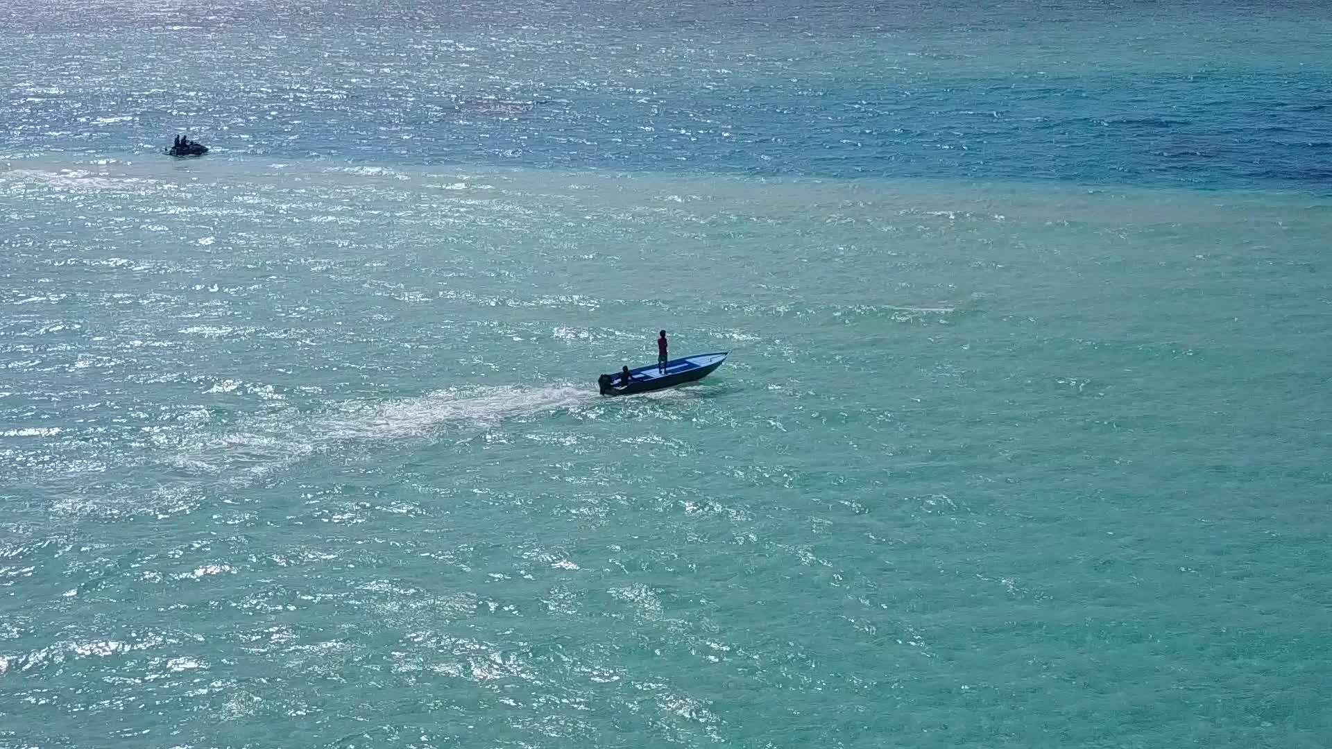 蓝环礁湖和小船视频的预览图