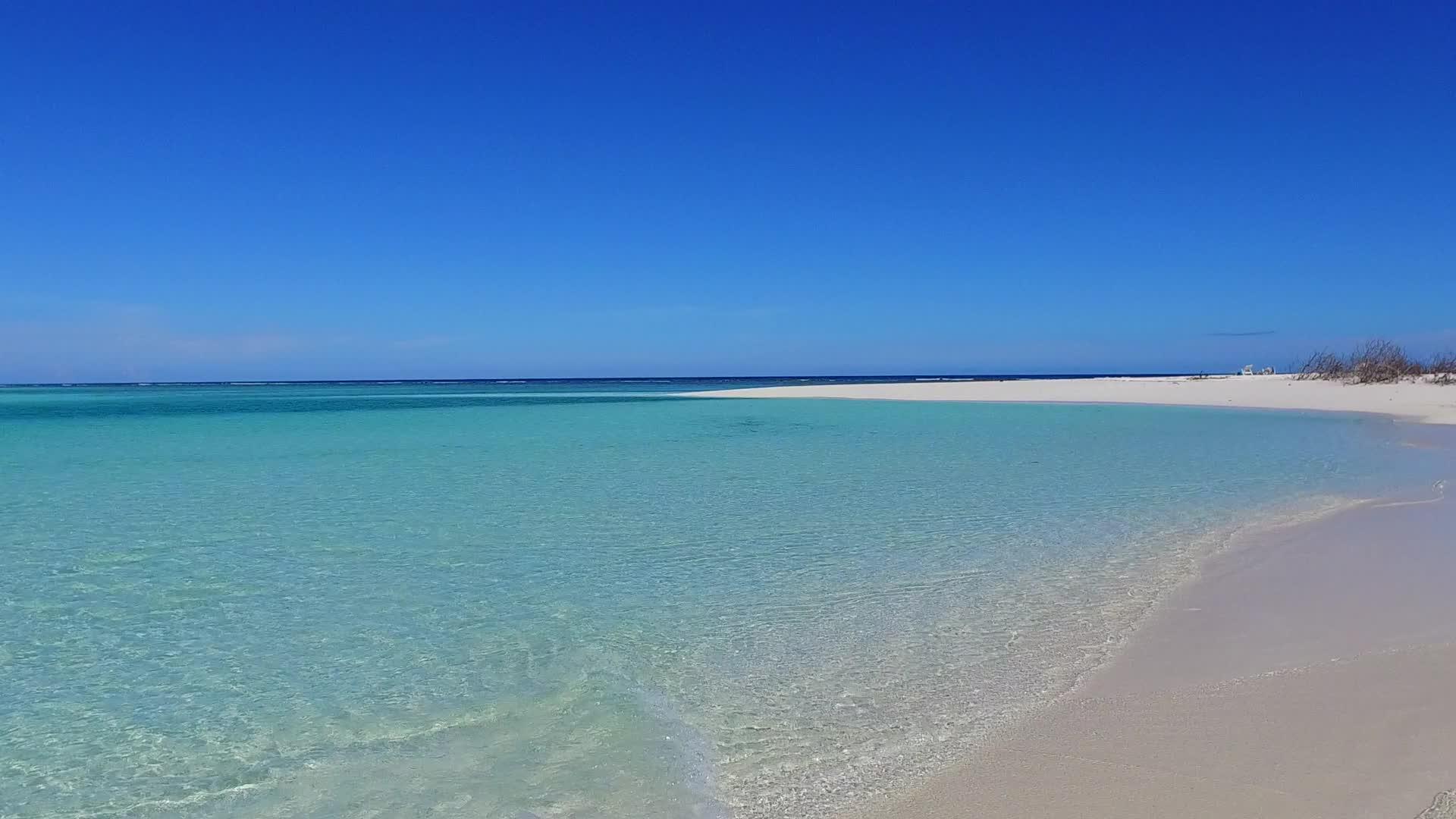 利用阳光下白沙底浅清水开展海滩假日远角旅游视频的预览图