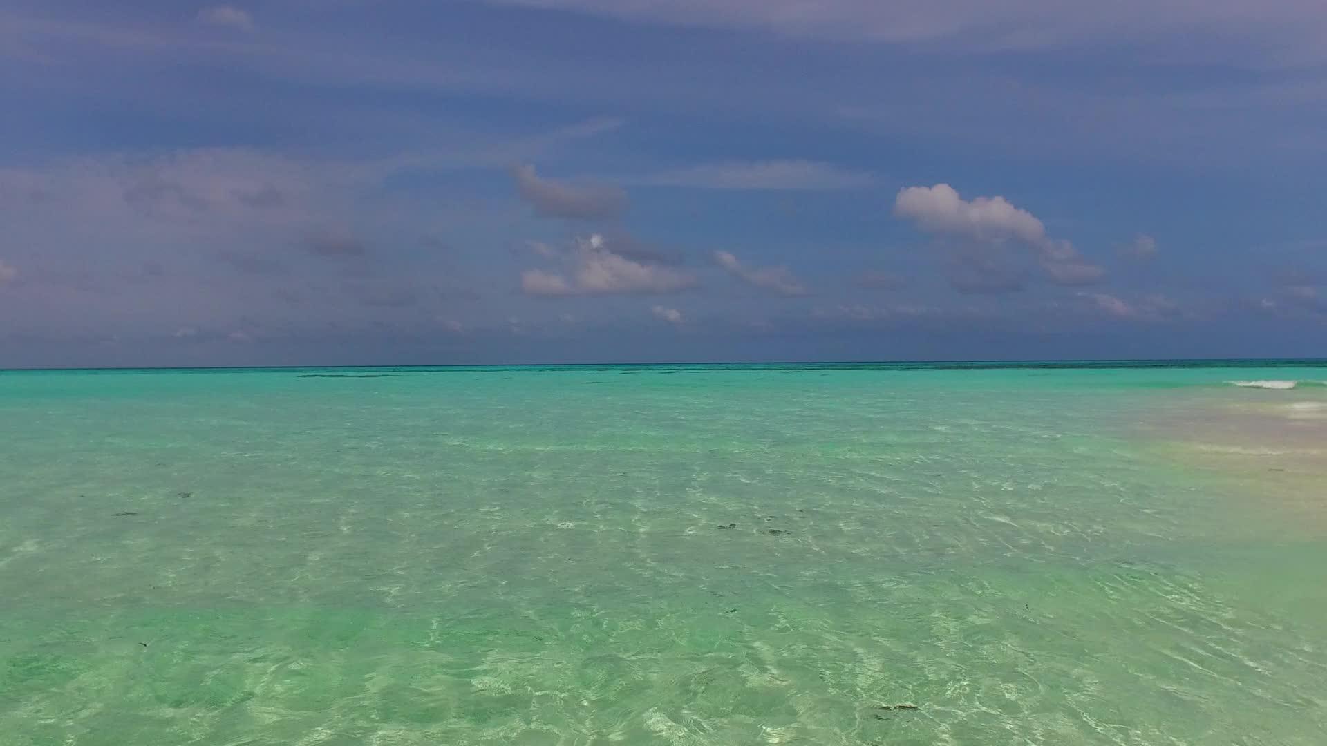 蓝色的大海和沙洲附近的白色海滩背景享受轻松的海岸海滩背景视频的预览图