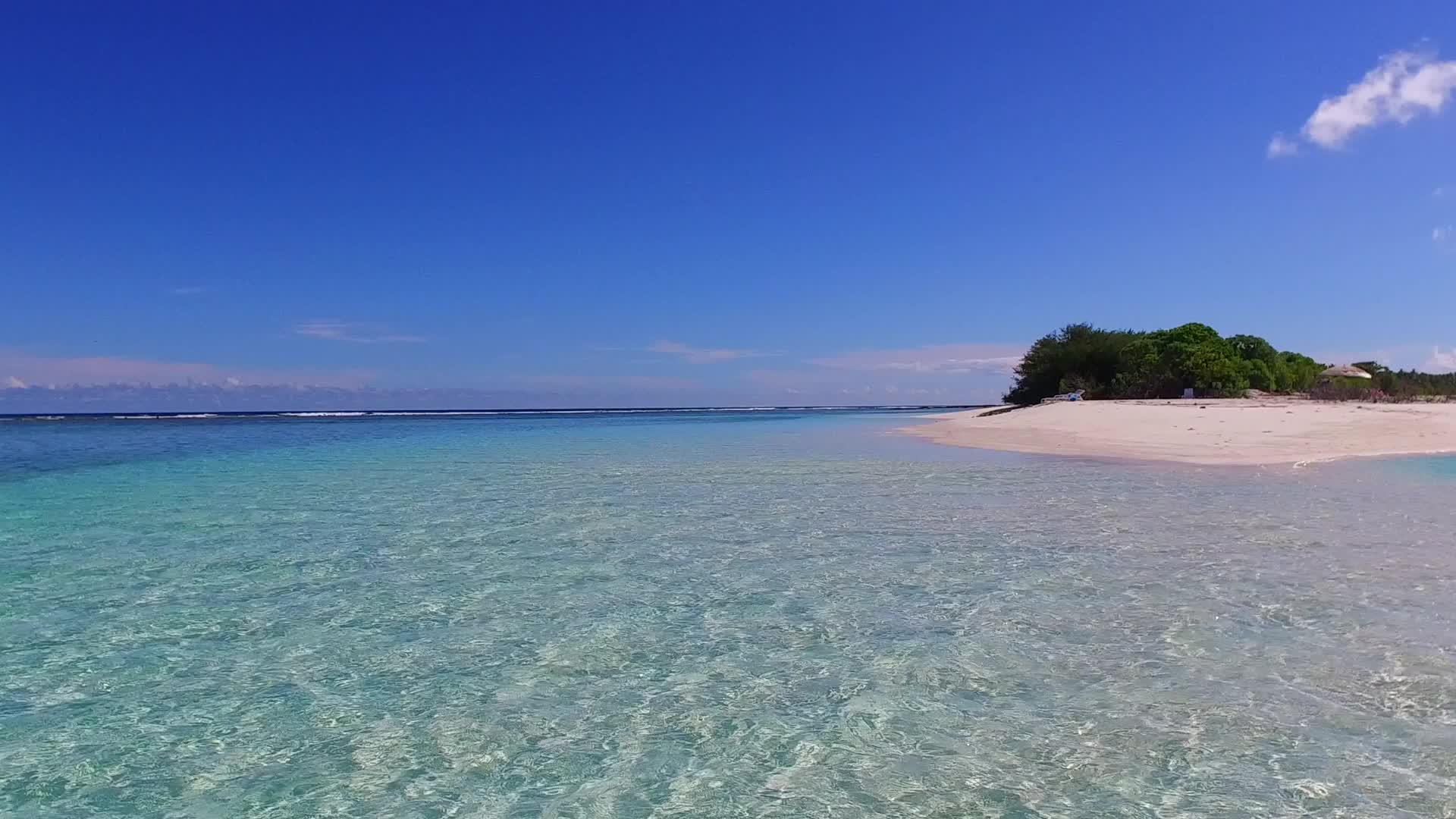 沙洲附近有明亮的蓝色海洋视频的预览图