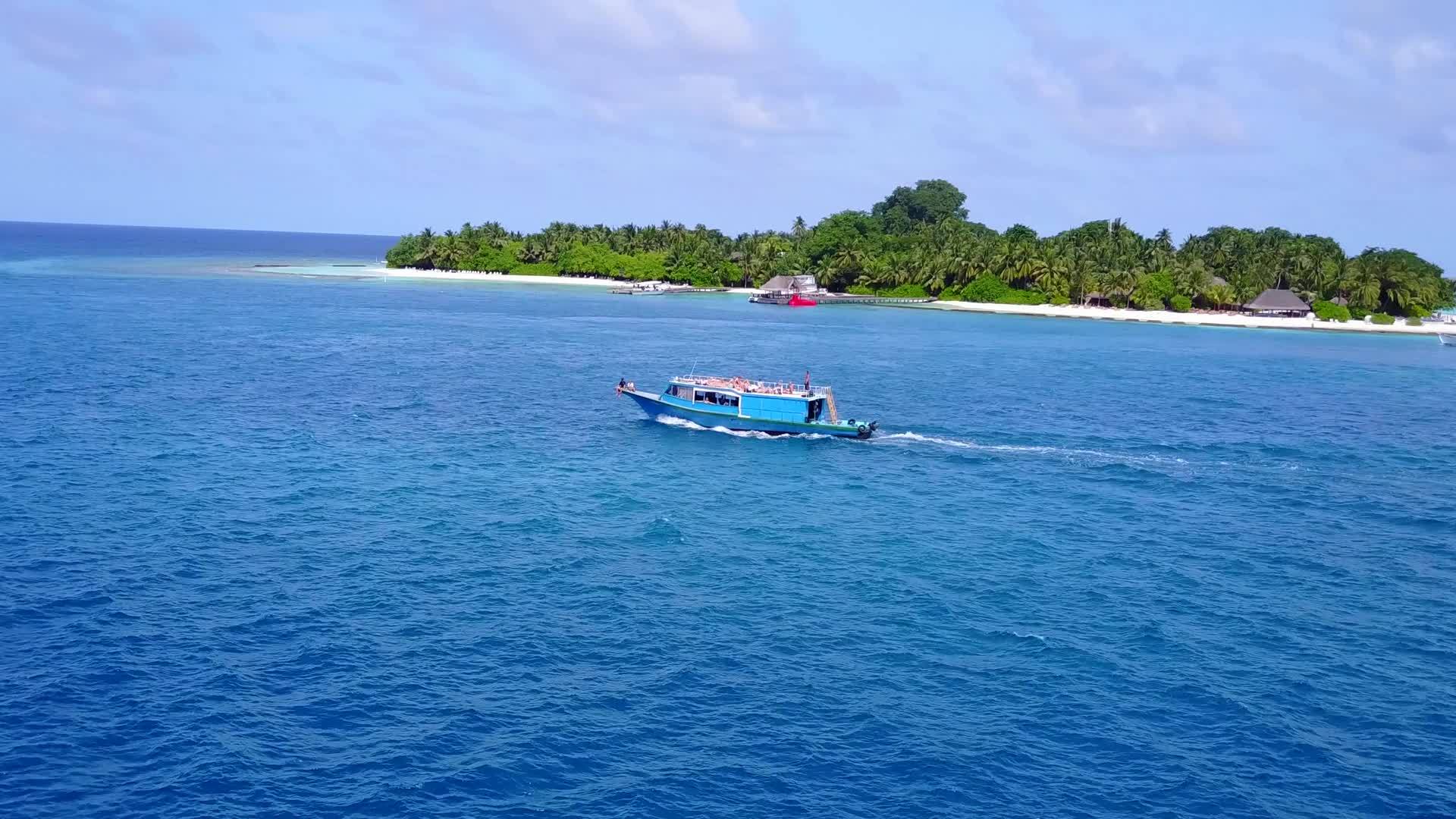 每天乘坐蓝色水礁湖和波浪附近的浅沙背景穿过热带海岸线视频的预览图