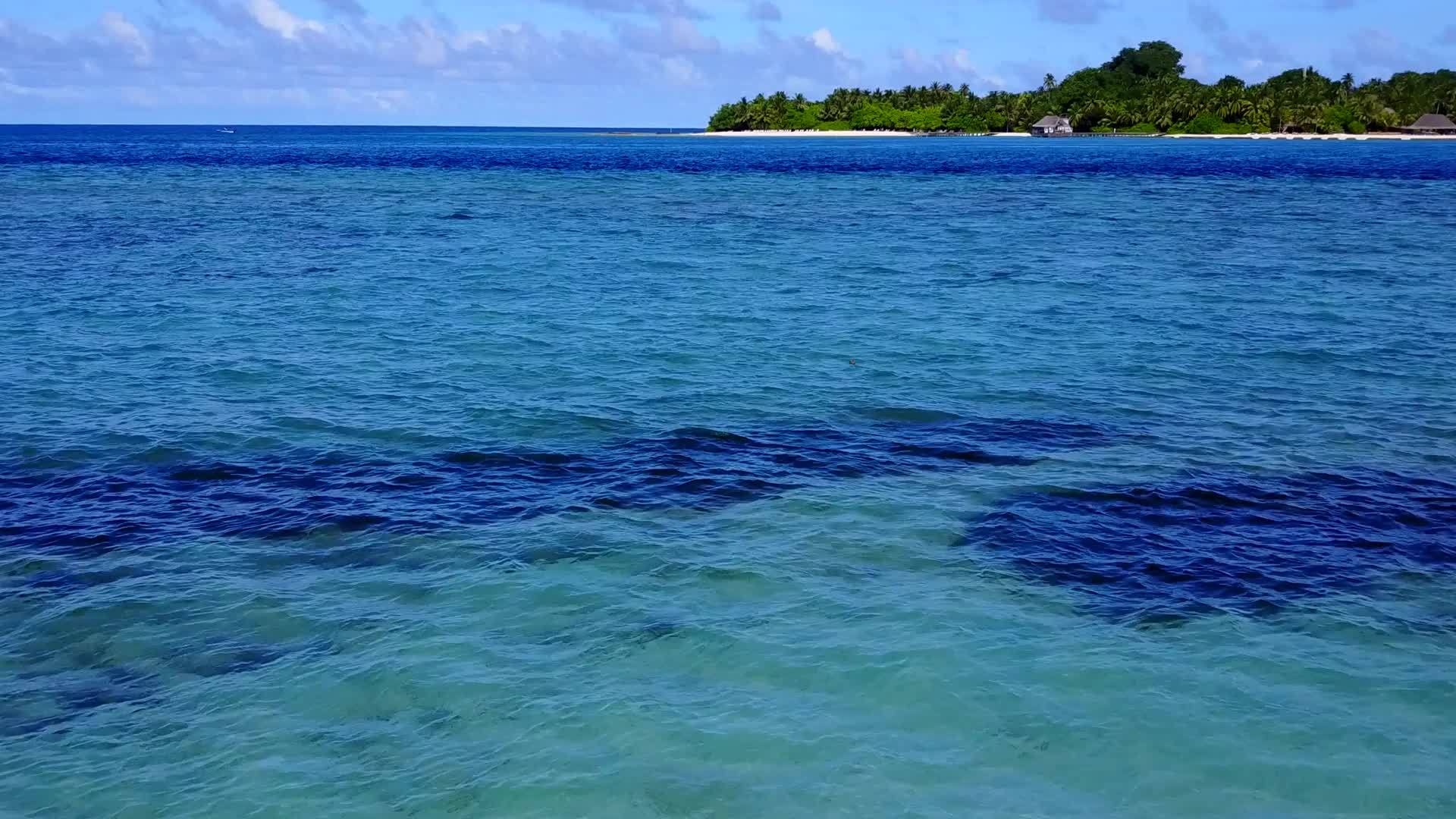 沿海阳光明媚的海滩旅行由绿松石环礁湖和度假胜地组成视频的预览图