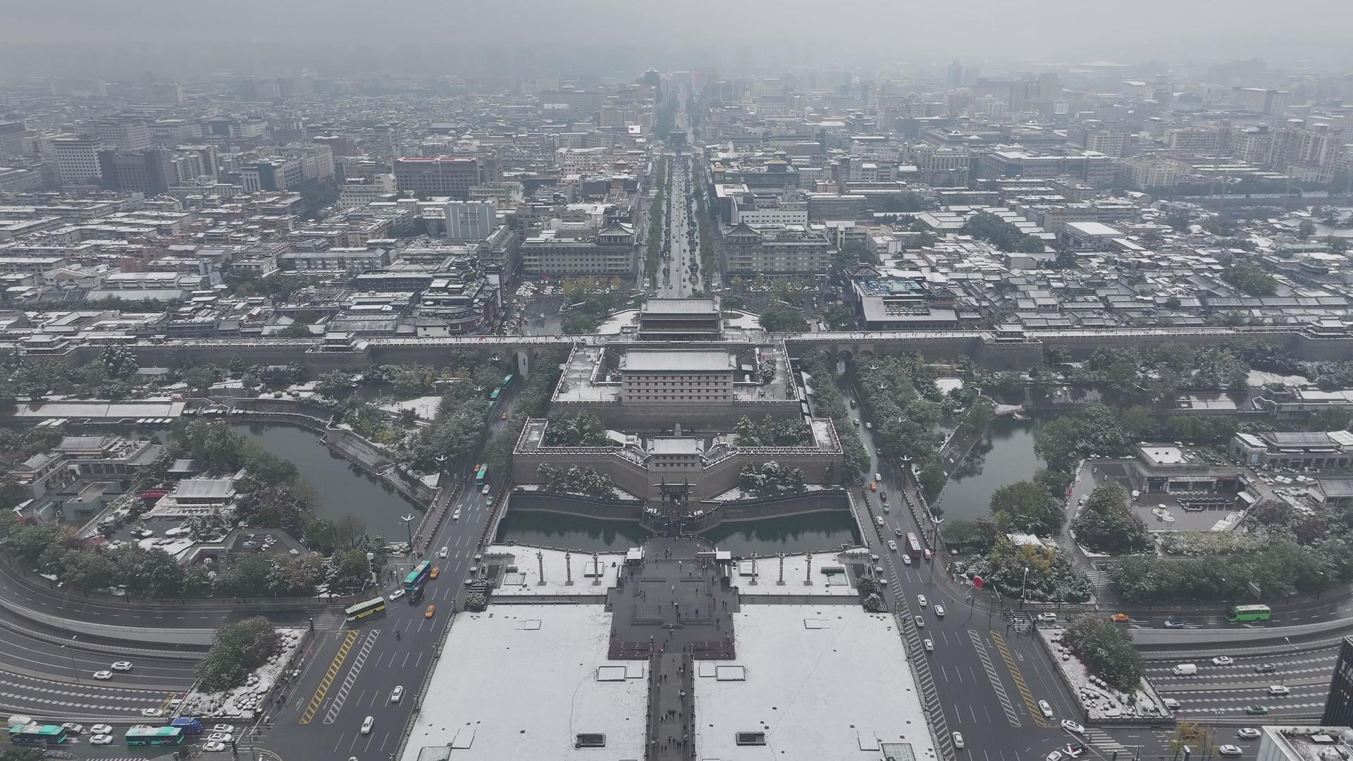 陕西西安城墙雪景航拍视频的预览图