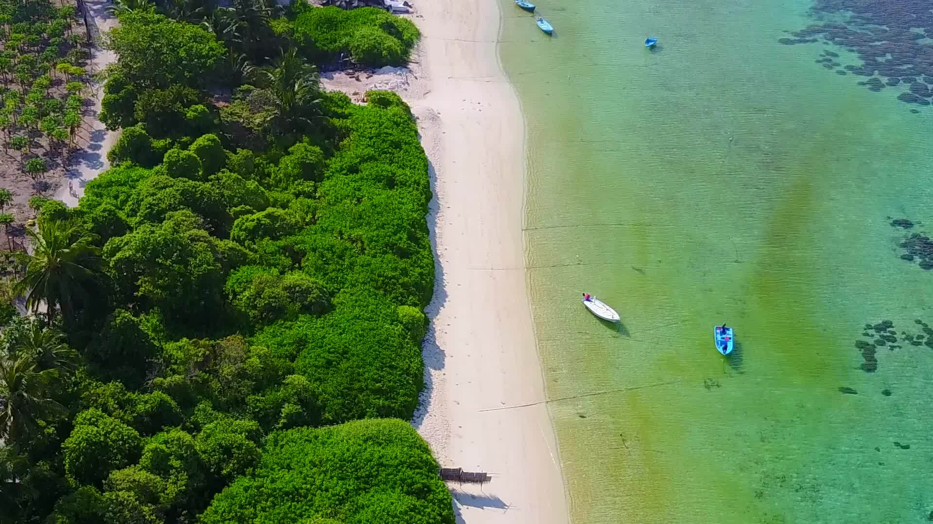 环礁湖周围宁静的海滩旅行的浪漫风景在度假胜地附近视频的预览图