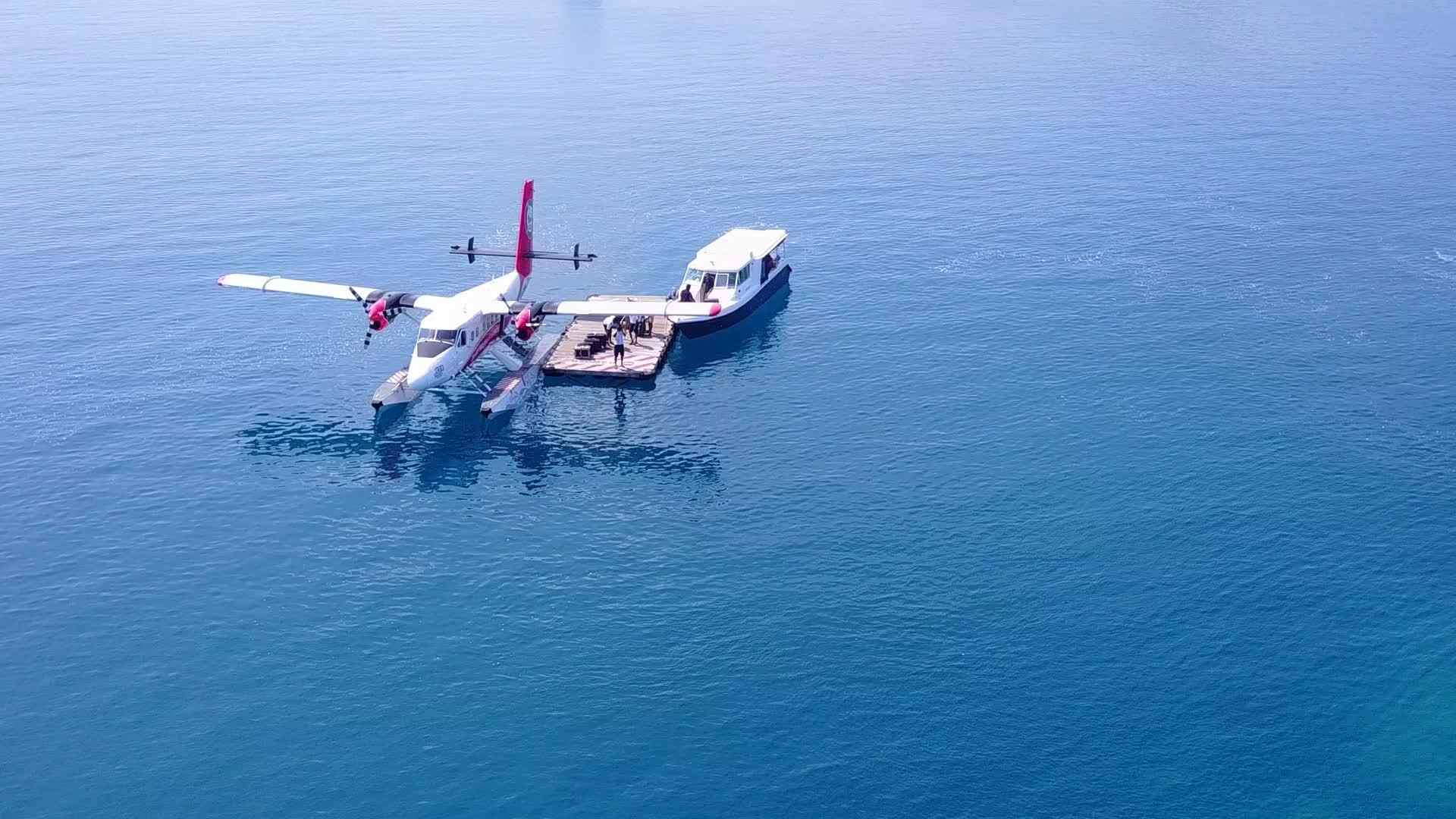 飞机和船只在海面上视频的预览图