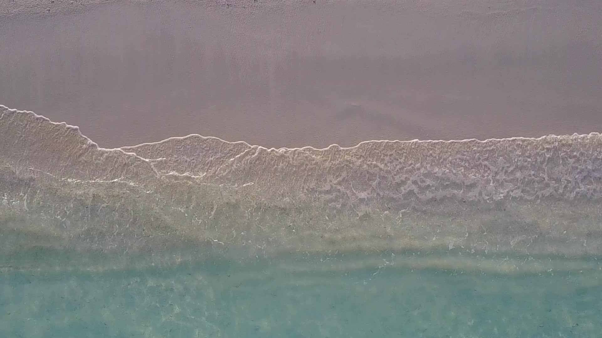 日出后宁静海和白色海滩为背景的宁静岛屿海滩度假空间图纸视频的预览图