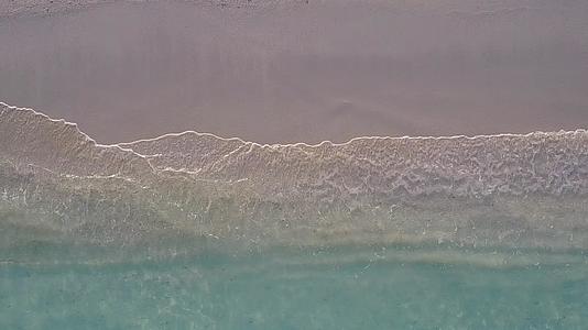日出后宁静海和白色海滩为背景的宁静岛屿海滩度假空间图纸视频的预览图