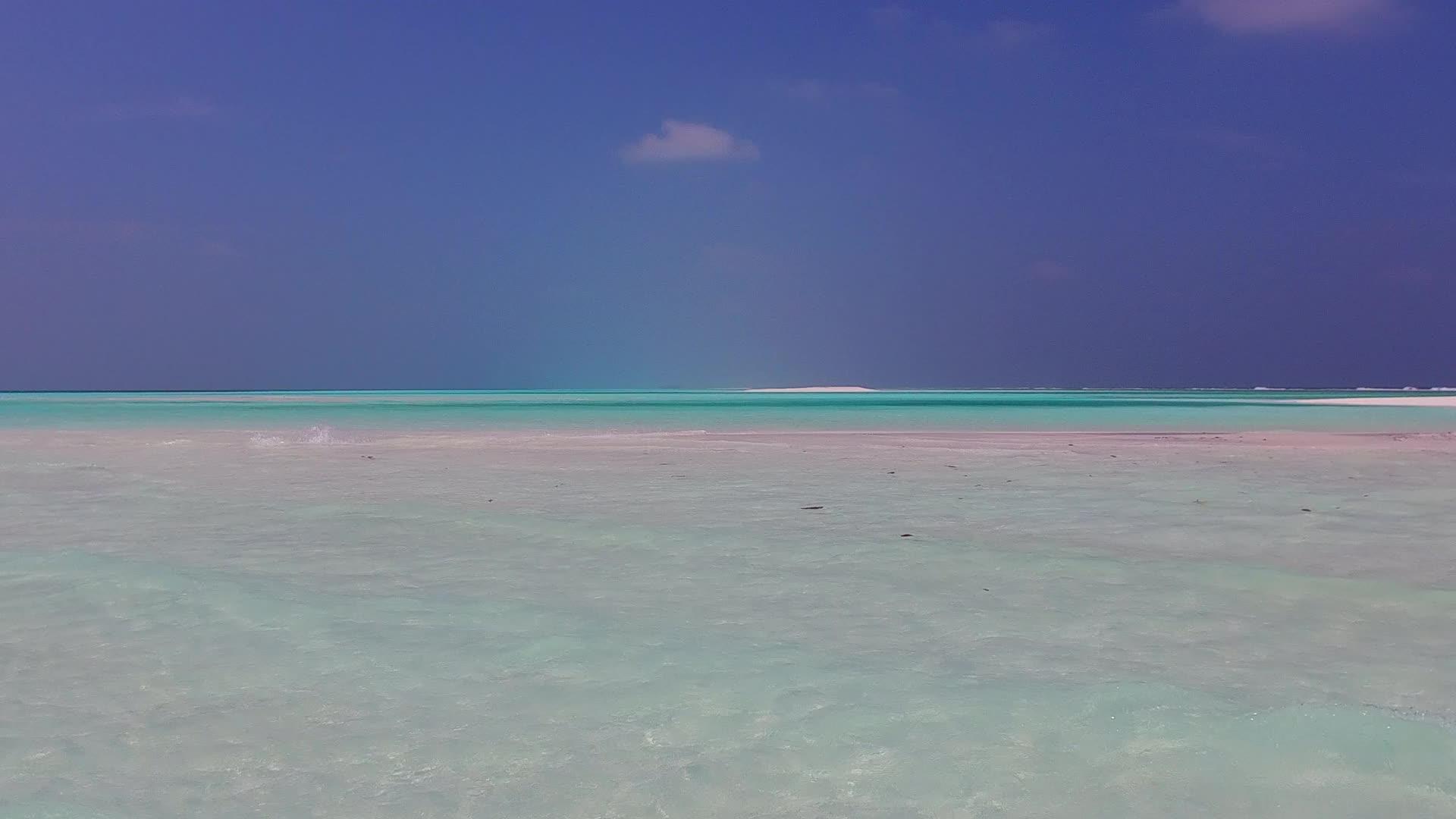 经清海和度假胜地附近的白色沙滩背景沿浅海和白色沙滩视频的预览图