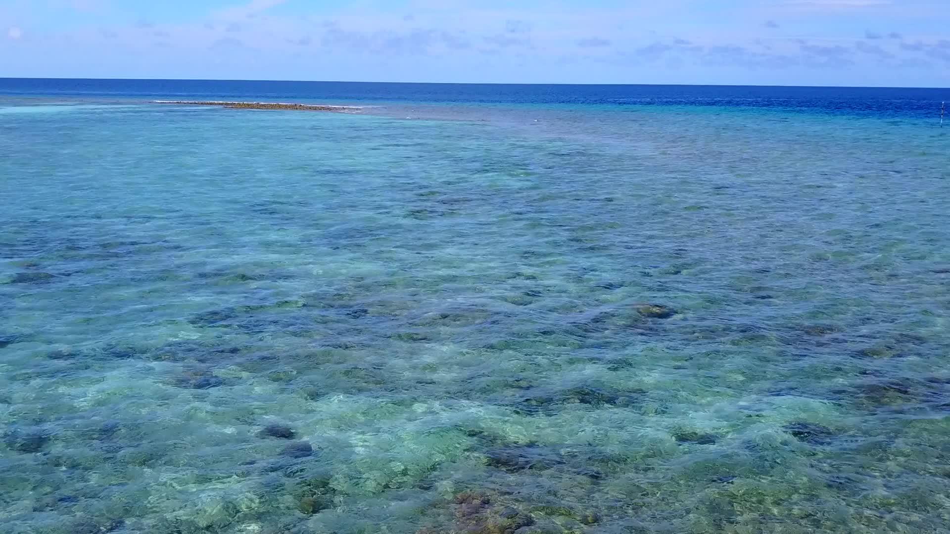 蓝色海洋在度假村附近的海滩上视频的预览图